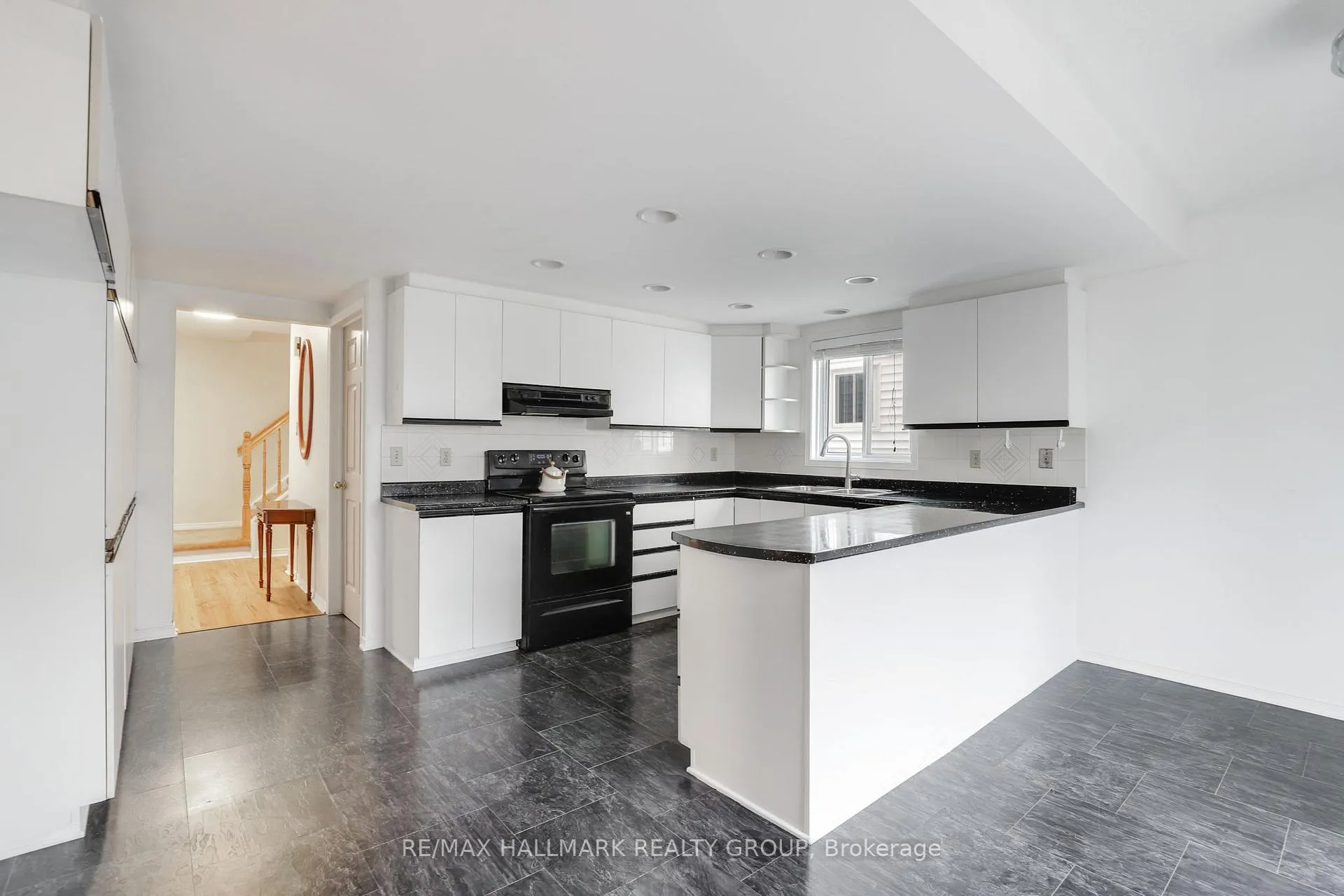 Photo 8 of 6 Robina Avenue, Ottawa, Westcliffe Estates — HOMEH