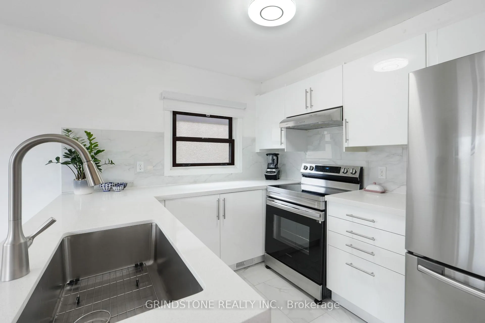 Photo 6 of 1080 Alenmede Crescent, Ottawa, Fairfield Heights — HOMEH