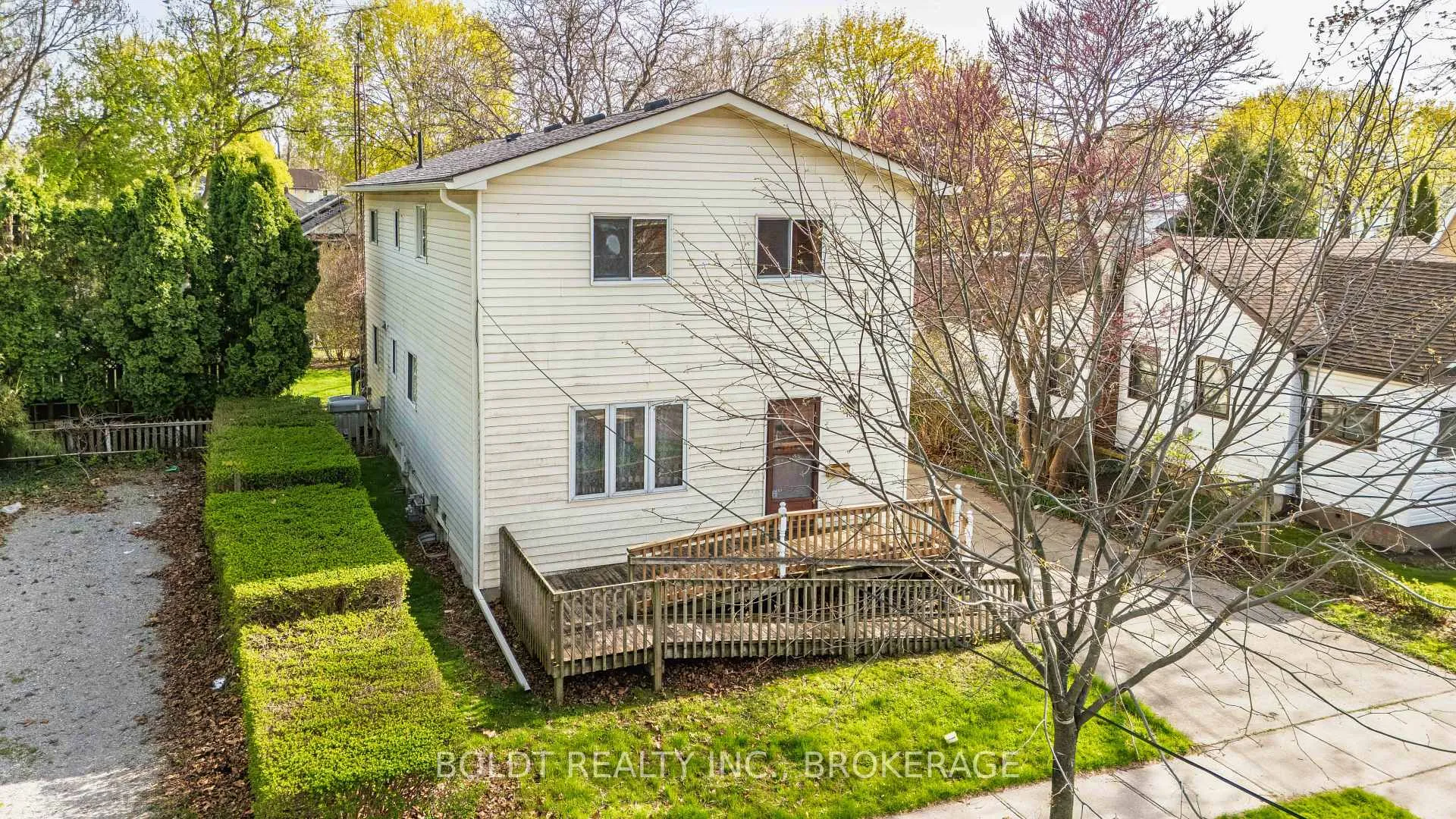 Front of 162 Dufferin Street E