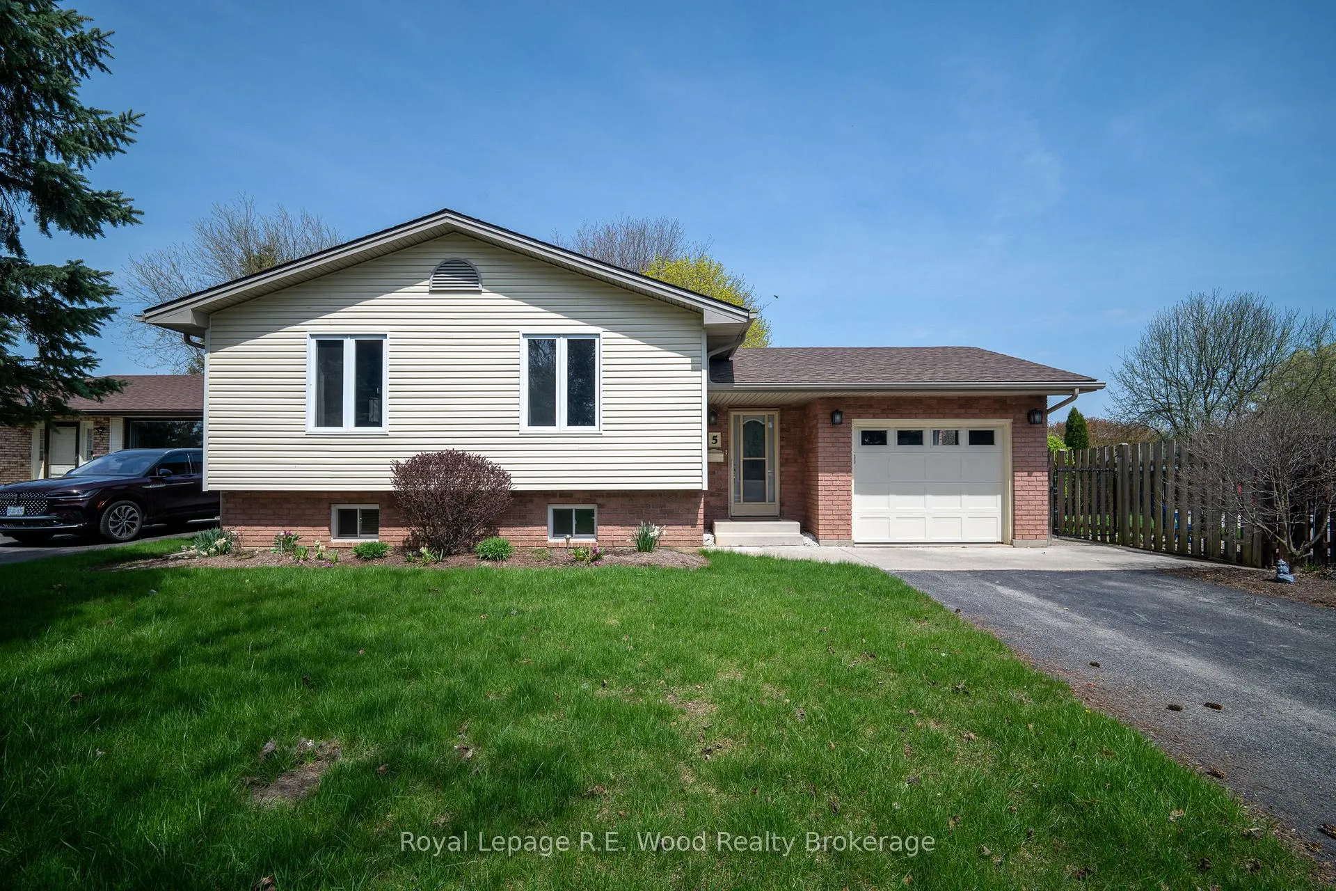 Photo 1 of 5 Kamps Crescent, Tillsonburg — HOMEH