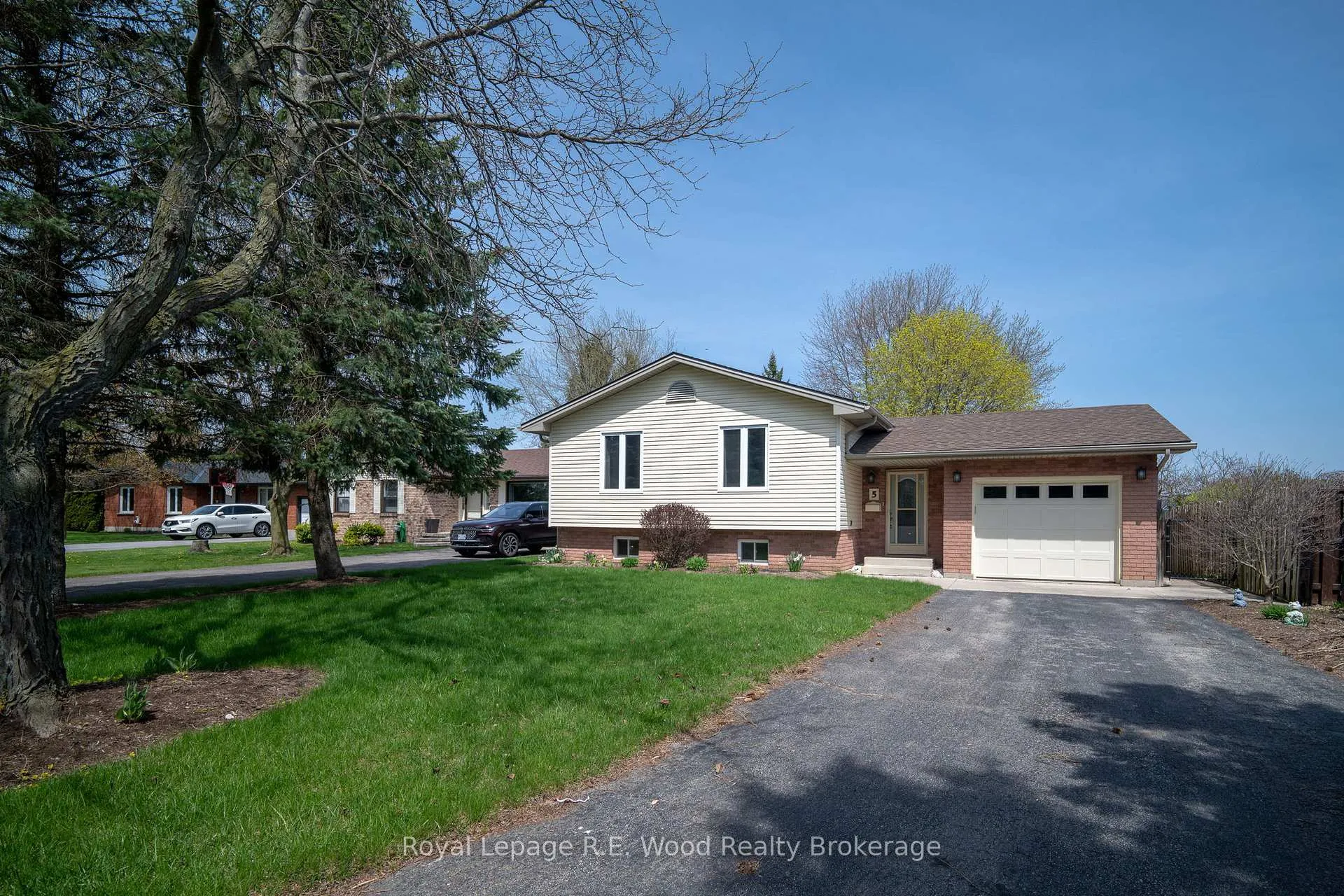 Photo 2 of 5 Kamps Crescent, Tillsonburg — HOMEH