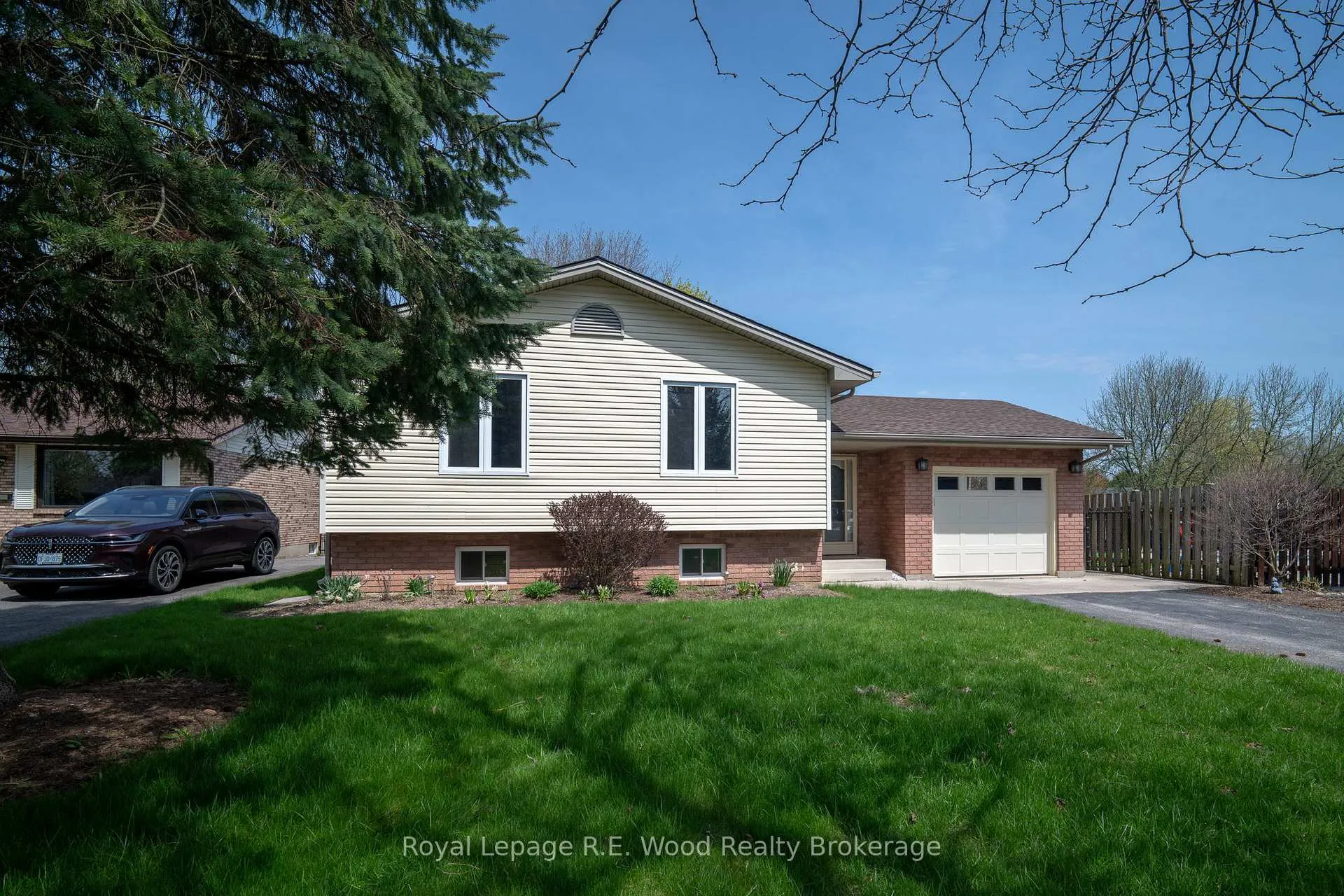 Photo 3 of 5 Kamps Crescent, Tillsonburg — HOMEH