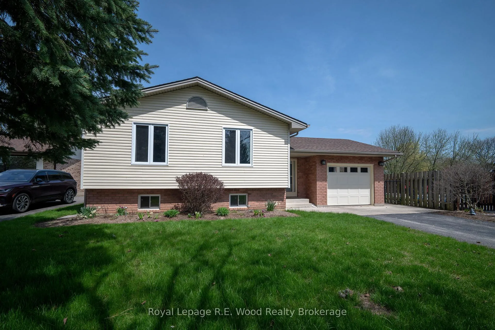 Photo 4 of 5 Kamps Crescent, Tillsonburg — HOMEH