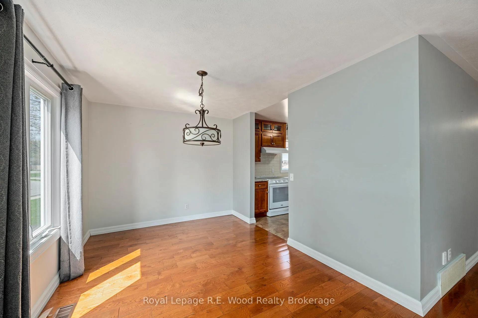 Photo 7 of 5 Kamps Crescent, Tillsonburg — HOMEH