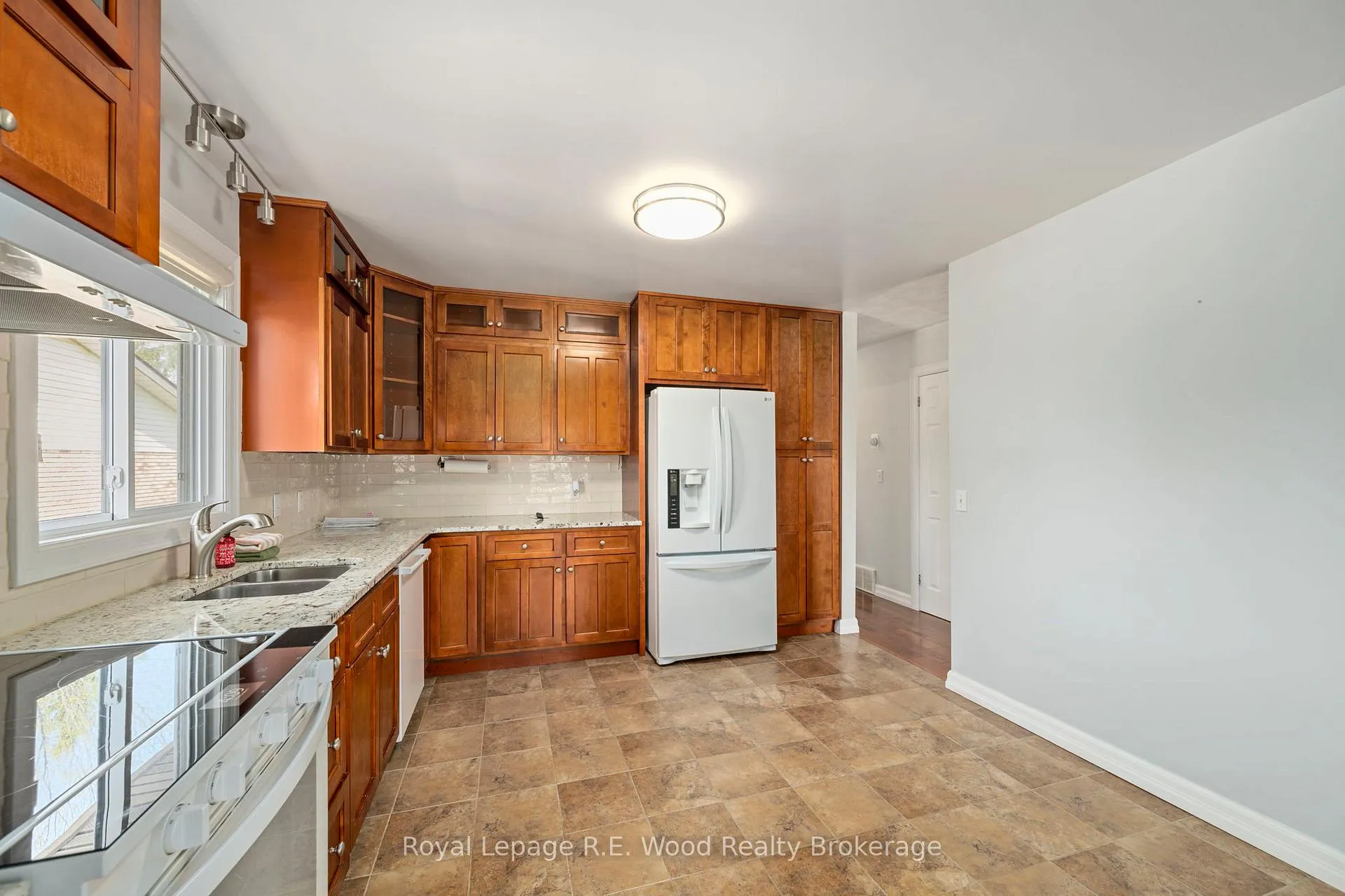 Photo 16 of 5 Kamps Crescent, Tillsonburg — HOMEH