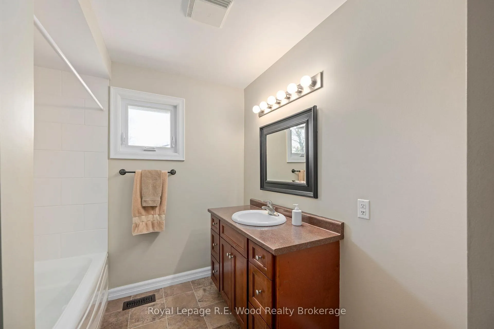 Photo 18 of 5 Kamps Crescent, Tillsonburg — HOMEH