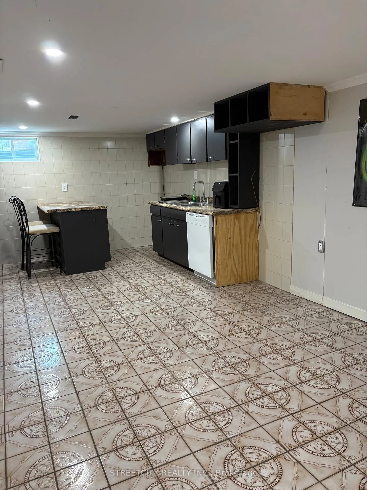 Photo 3 of 1500 Mardell Place, London, East H — HOMEH