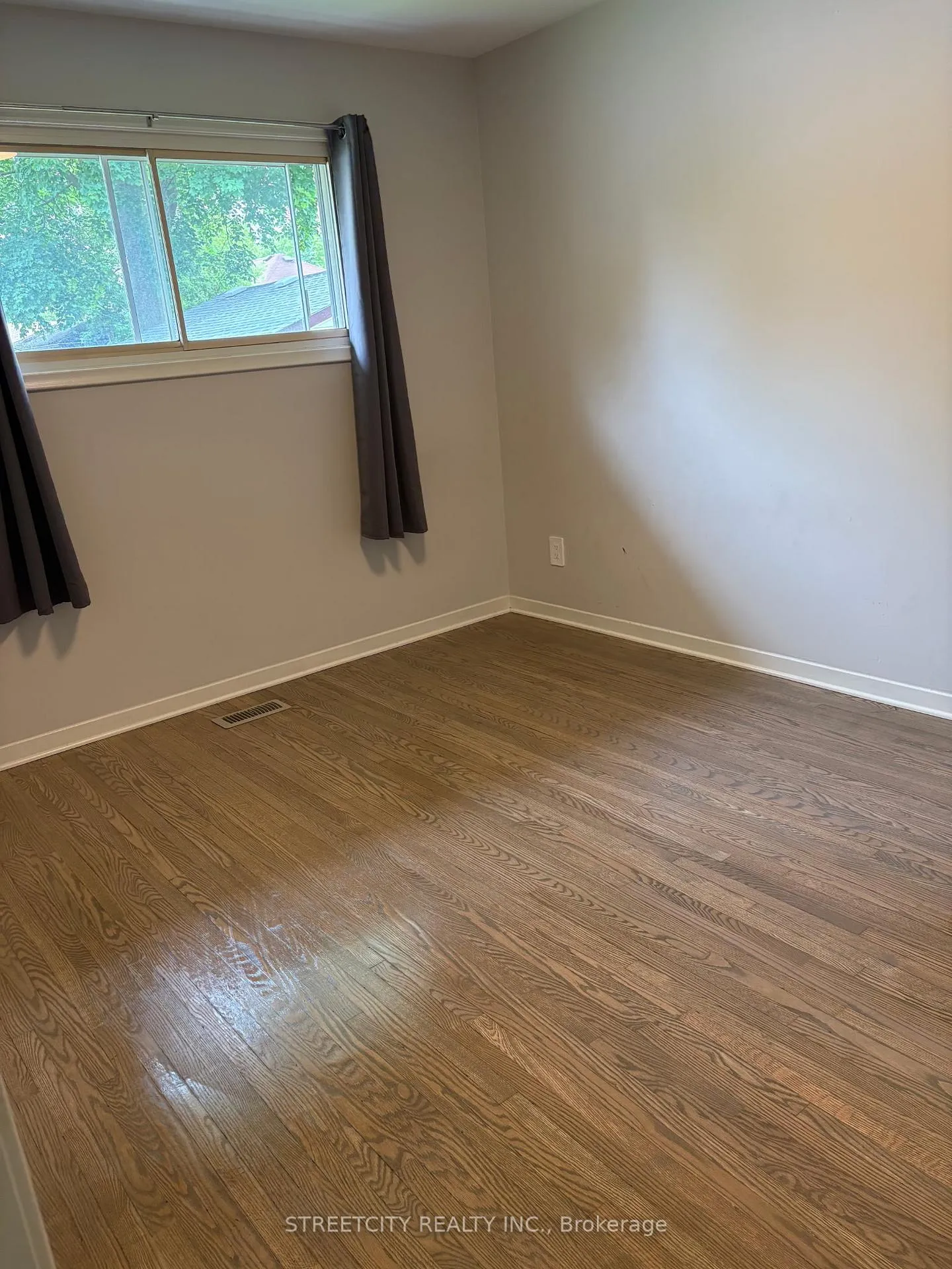 Photo 4 of 1500 Mardell Place, London, East H — HOMEH