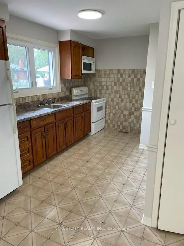 Photo 6 of 1500 Mardell Place, London, East H — HOMEH