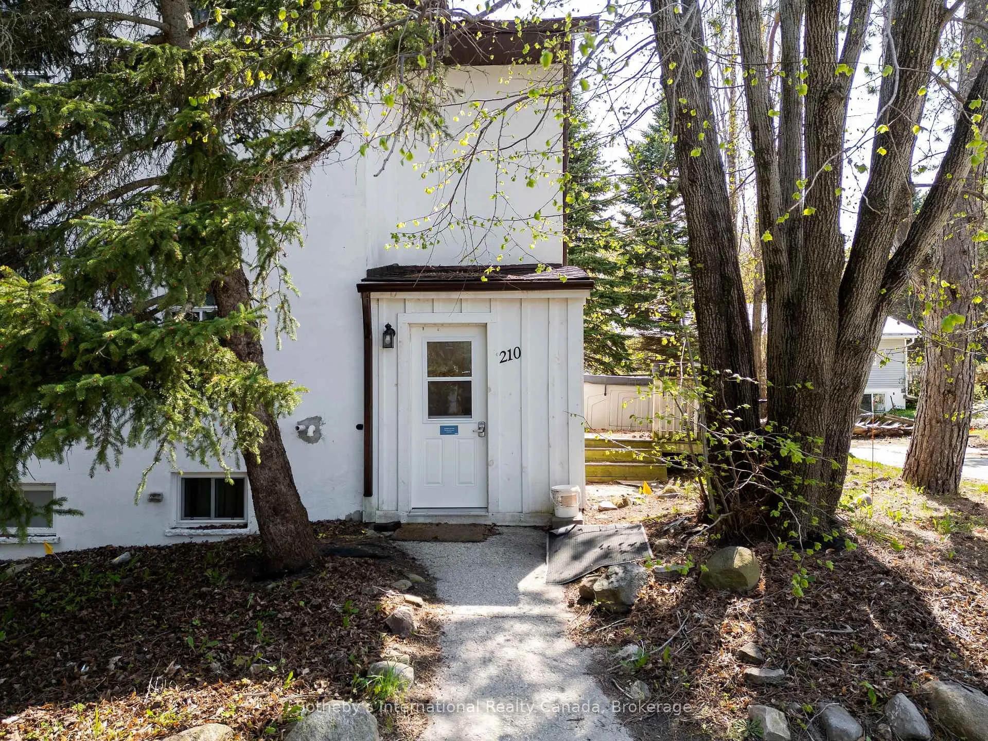 Photo 2 of 210 Arlberg Crescent, Blue Mountains — HOMEH