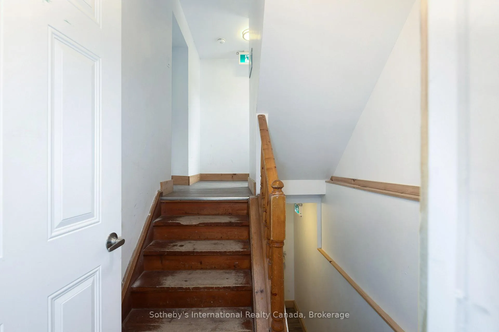 Photo 3 of 210 Arlberg Crescent, Blue Mountains — HOMEH