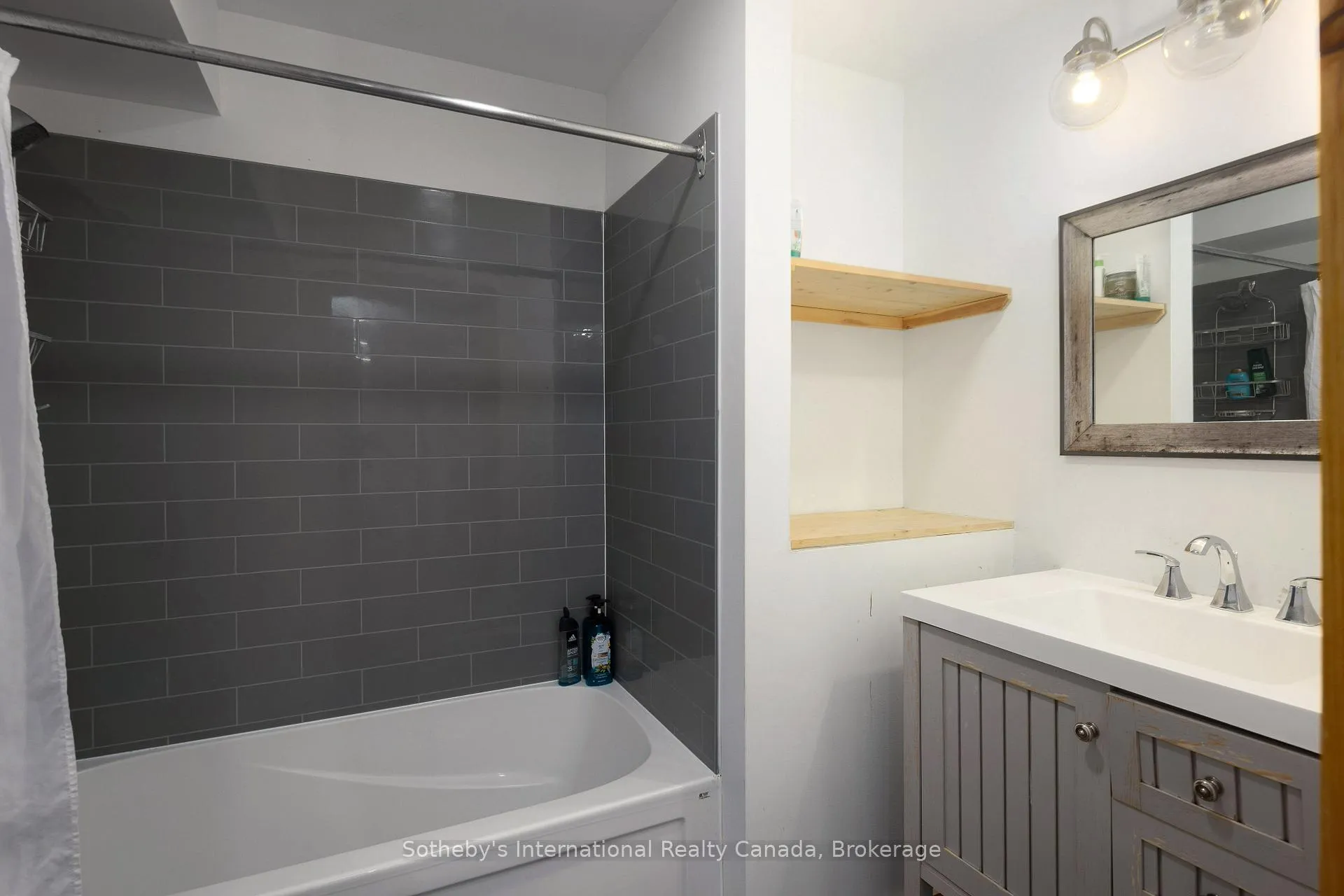 Photo 8 of 210 Arlberg Crescent, Blue Mountains — HOMEH