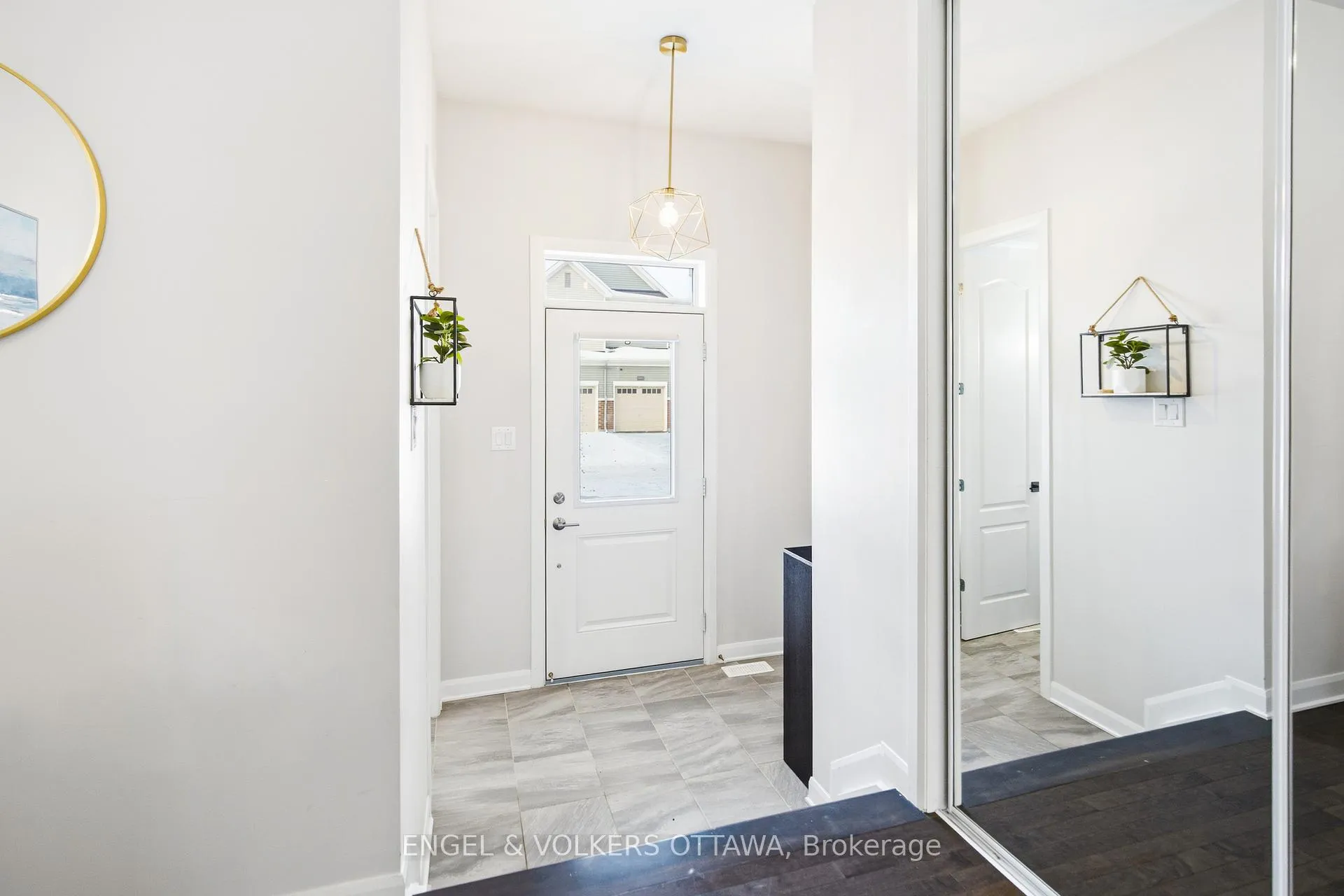 Photo 3 of 207 Argonaut Circle, Ottawa, Chapel Hill South - Orleans Village — HOMEH
