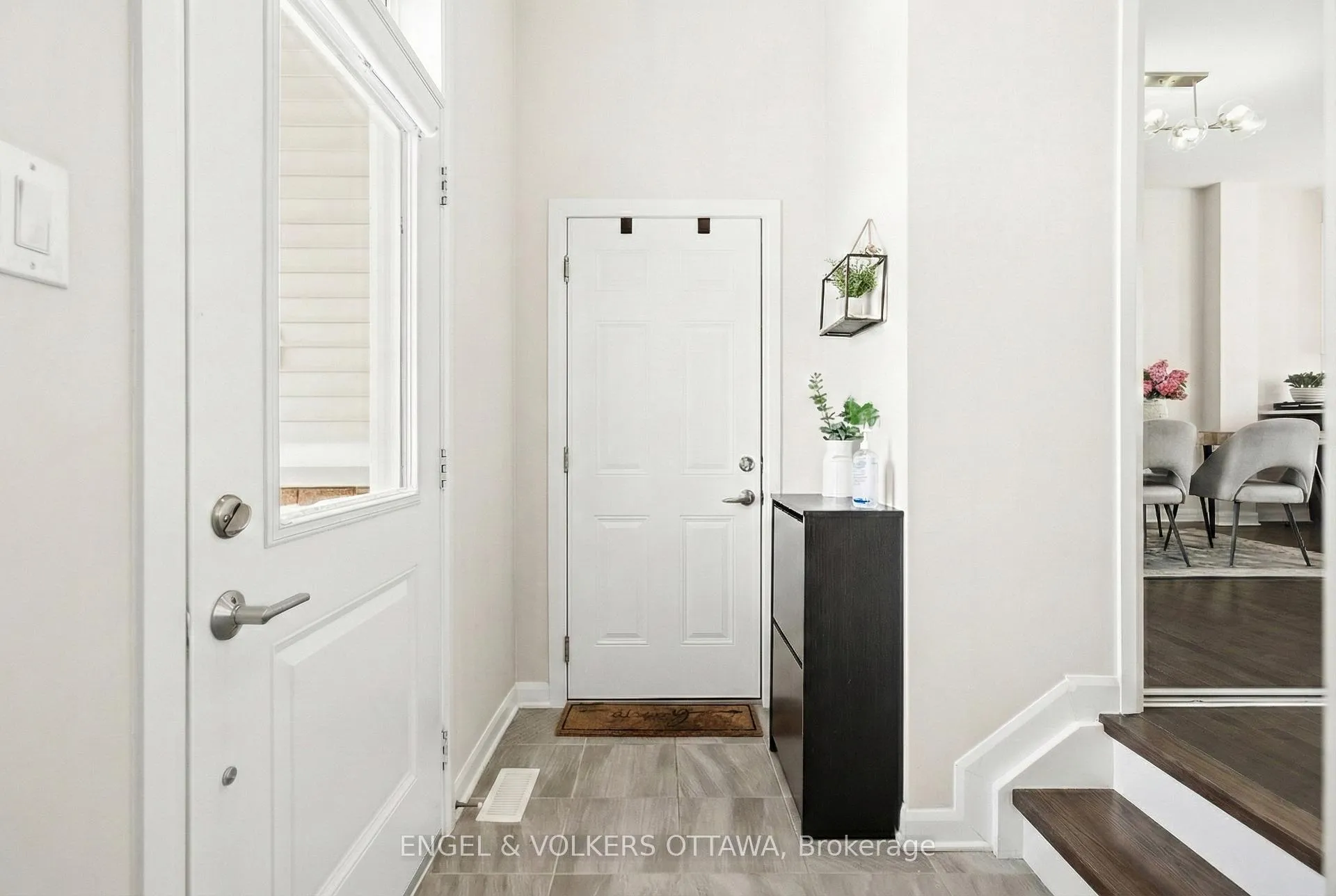 Photo 4 of 207 Argonaut Circle, Ottawa, Chapel Hill South - Orleans Village — HOMEH