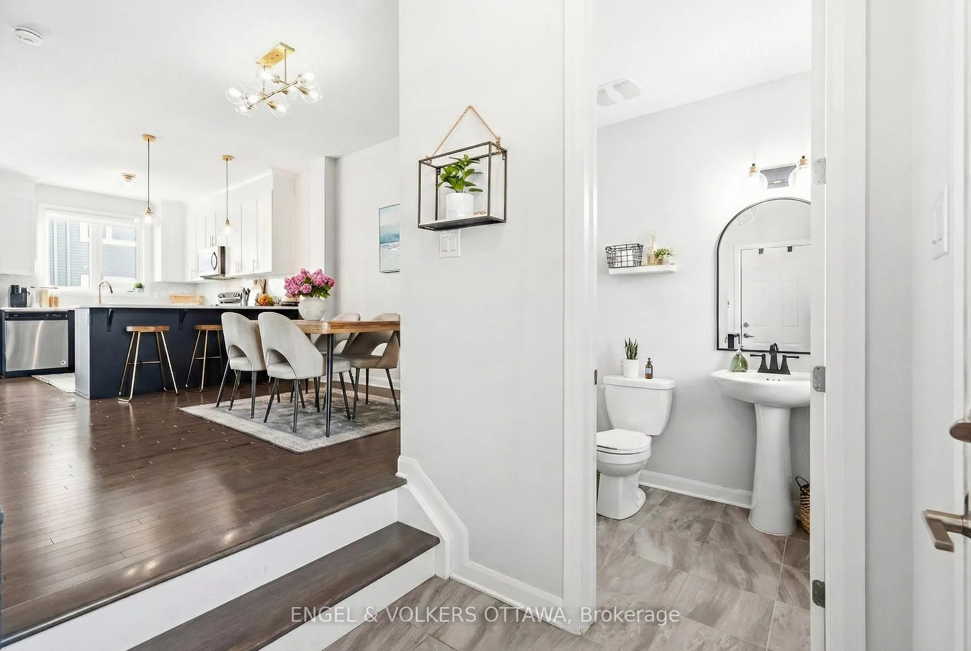 Photo 5 of 207 Argonaut Circle, Ottawa, Chapel Hill South - Orleans Village — HOMEH