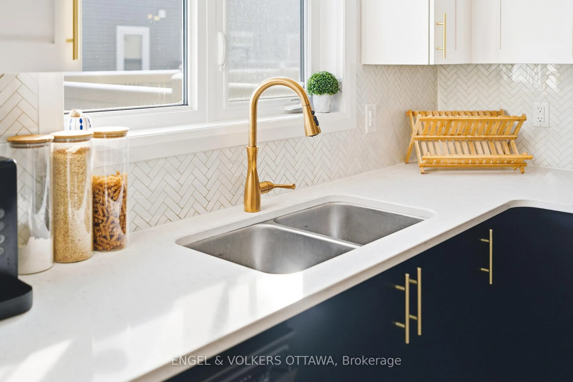 Photo 15 of 207 Argonaut Circle, Ottawa, Chapel Hill South - Orleans Village — HOMEH
