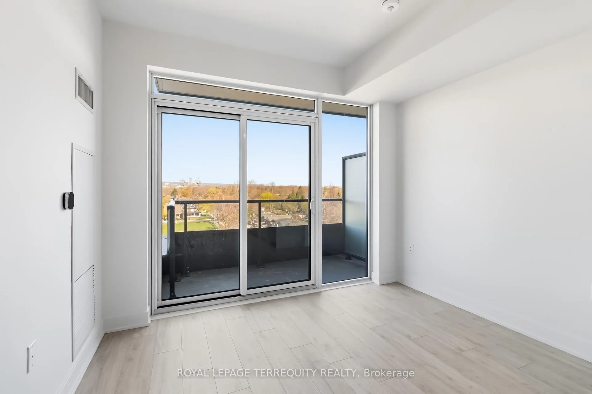 Photo 4 of Unit 811, 2088 James Street, Burlington, Brant — HOMEH