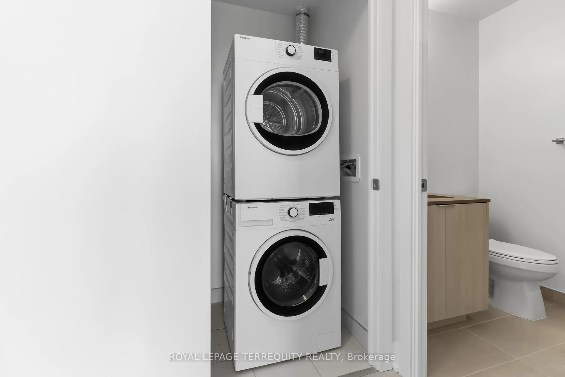 Photo 7 of Unit 811, 2088 James Street, Burlington, Brant — HOMEH
