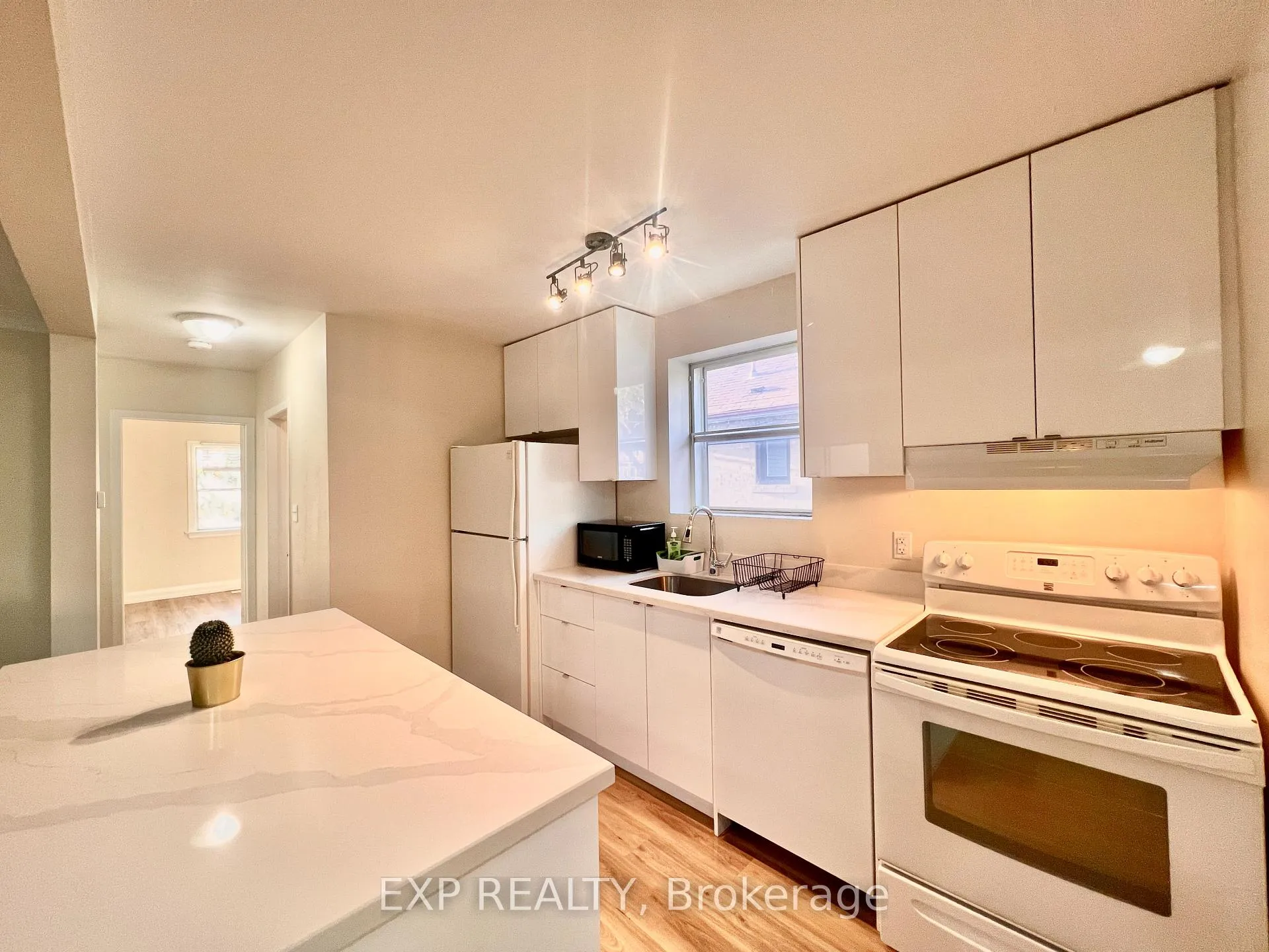 Photo 2 of 158 Hallmark Avenue, Etobicoke, Alderwood — HOMEH