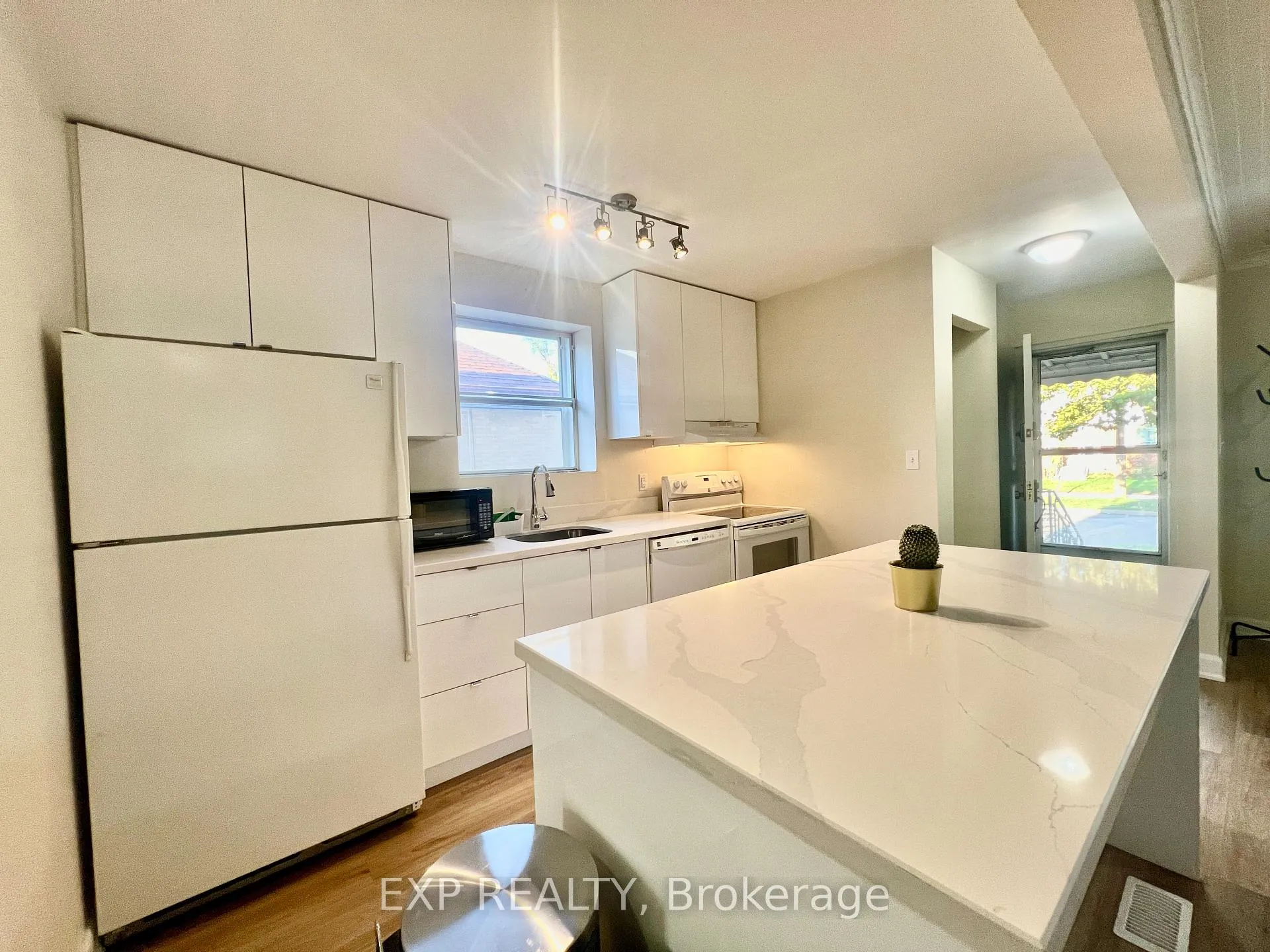 Photo 3 of 158 Hallmark Avenue, Etobicoke, Alderwood — HOMEH
