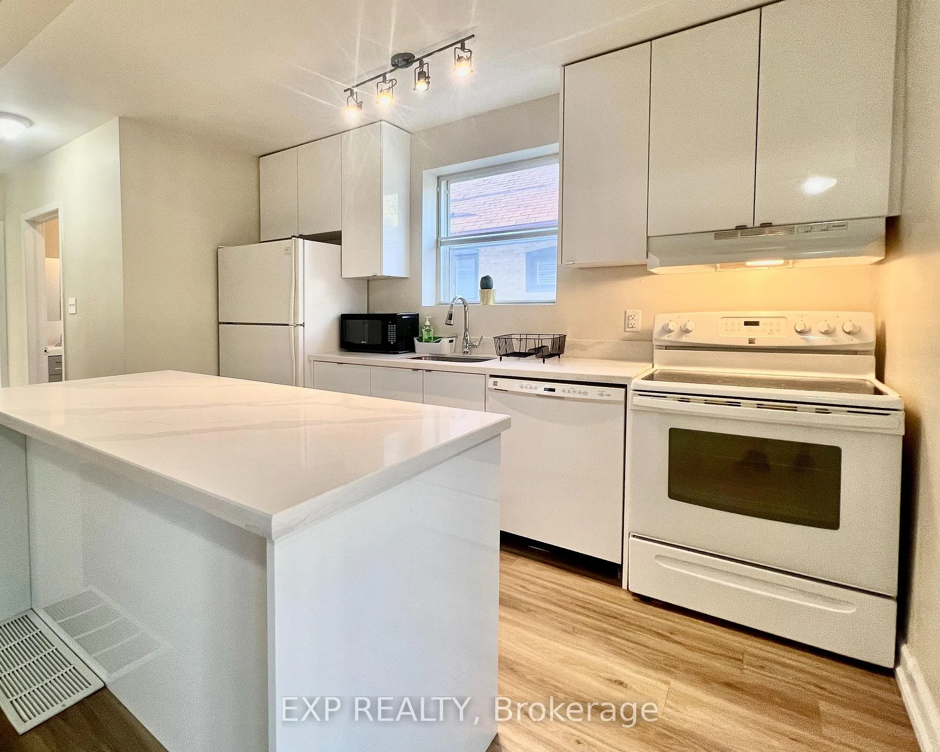 Photo 5 of 158 Hallmark Avenue, Etobicoke, Alderwood — HOMEH
