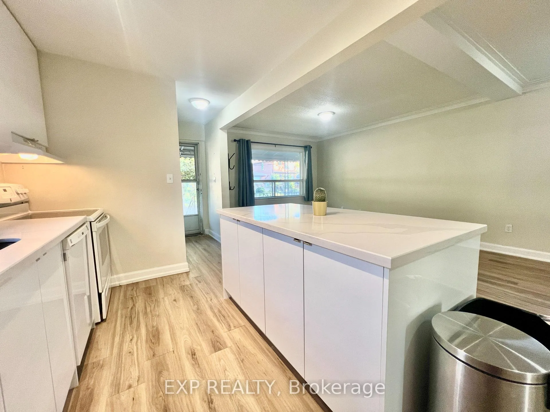 Photo 6 of 158 Hallmark Avenue, Etobicoke, Alderwood — HOMEH
