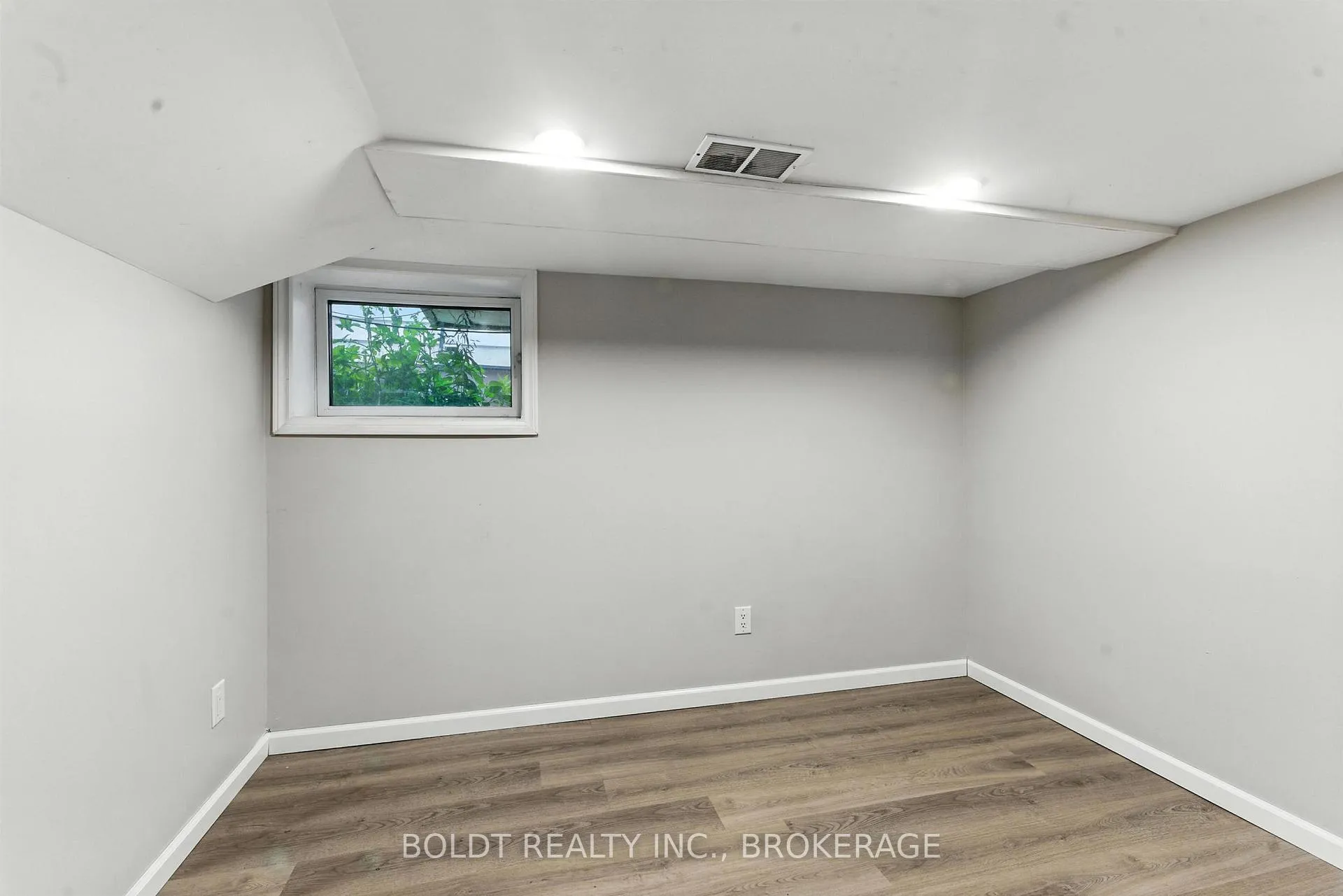 Photo 24 of 63 Permilla Street, St. Catharines, Ridley — HOMEH