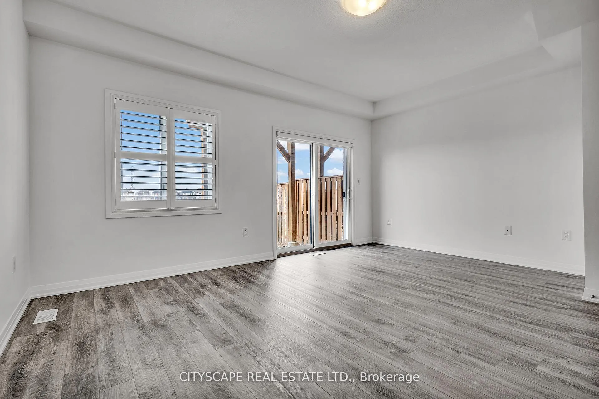 Photo 10 of 34 Laguna Village Crescent, Hamilton, Rural Glanbrook — HOMEH