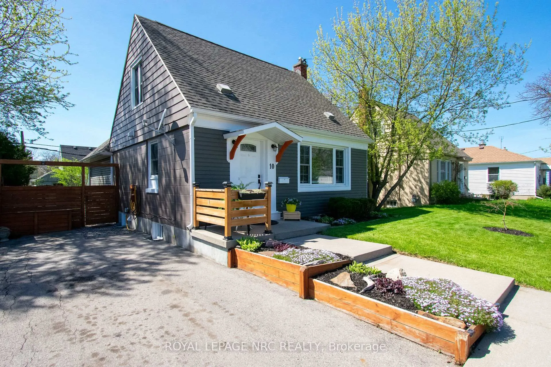 Photo 2 of 10 Blain Place N, St. Catharines, E. Chester — HOMEH