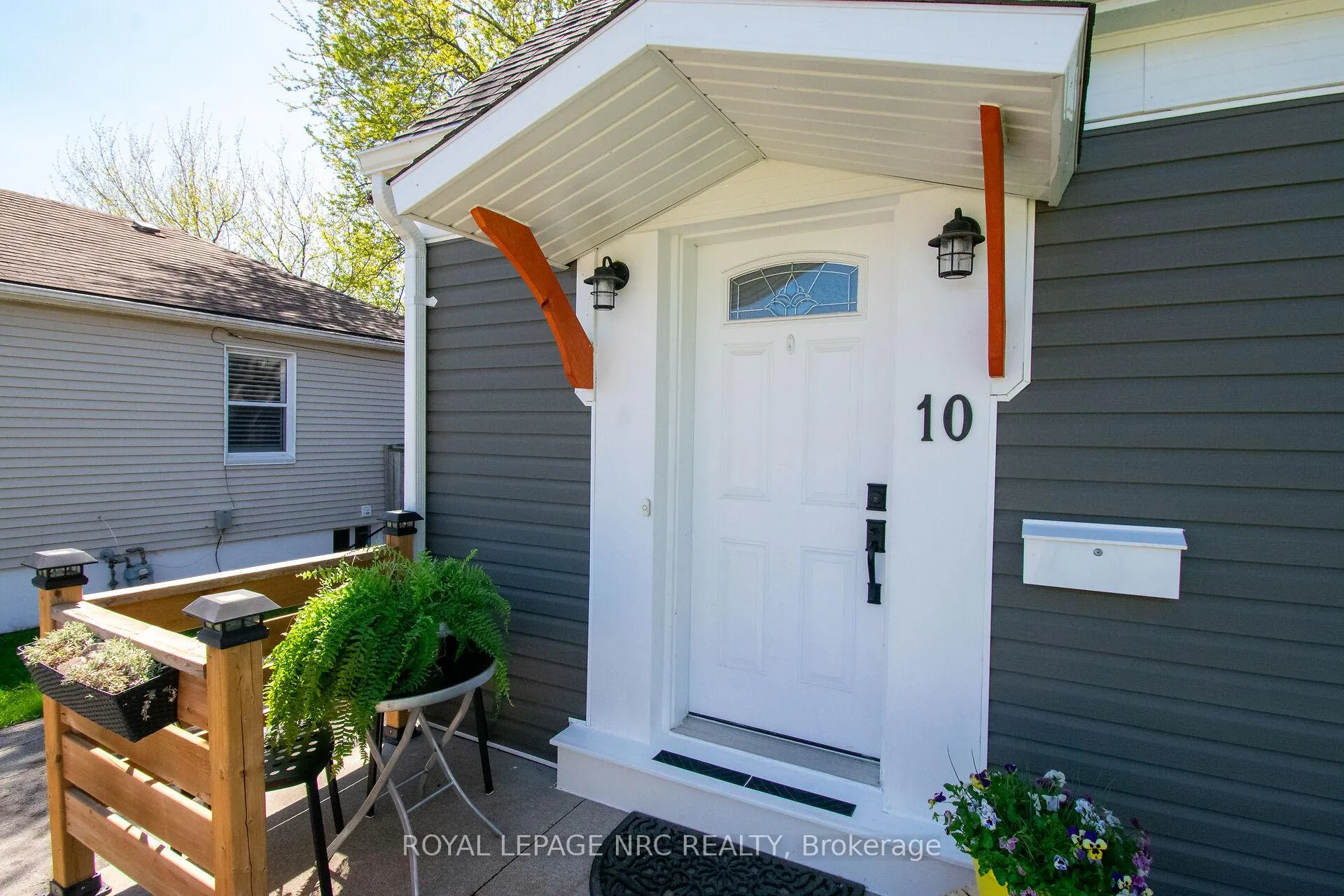 Photo 3 of 10 Blain Place N, St. Catharines, E. Chester — HOMEH