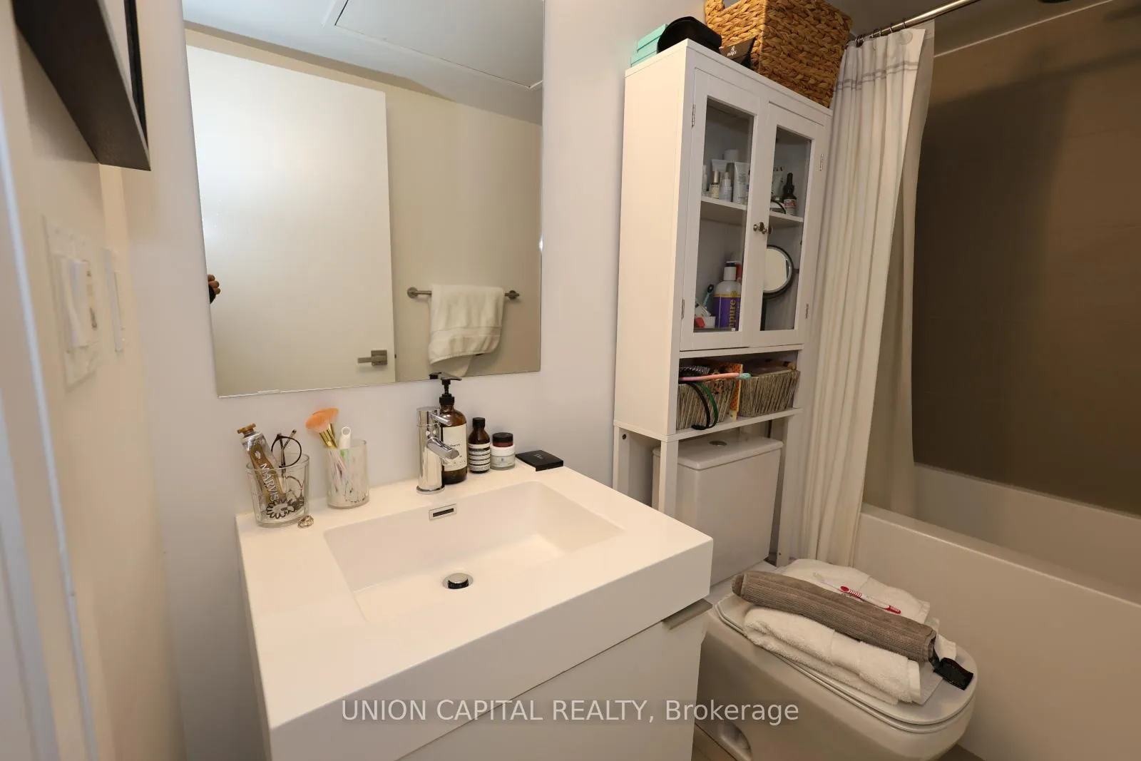 Photo 4 of Unit 309, 99 Foxbar Road, Toronto, Yonge-St. Clair — HOMEH