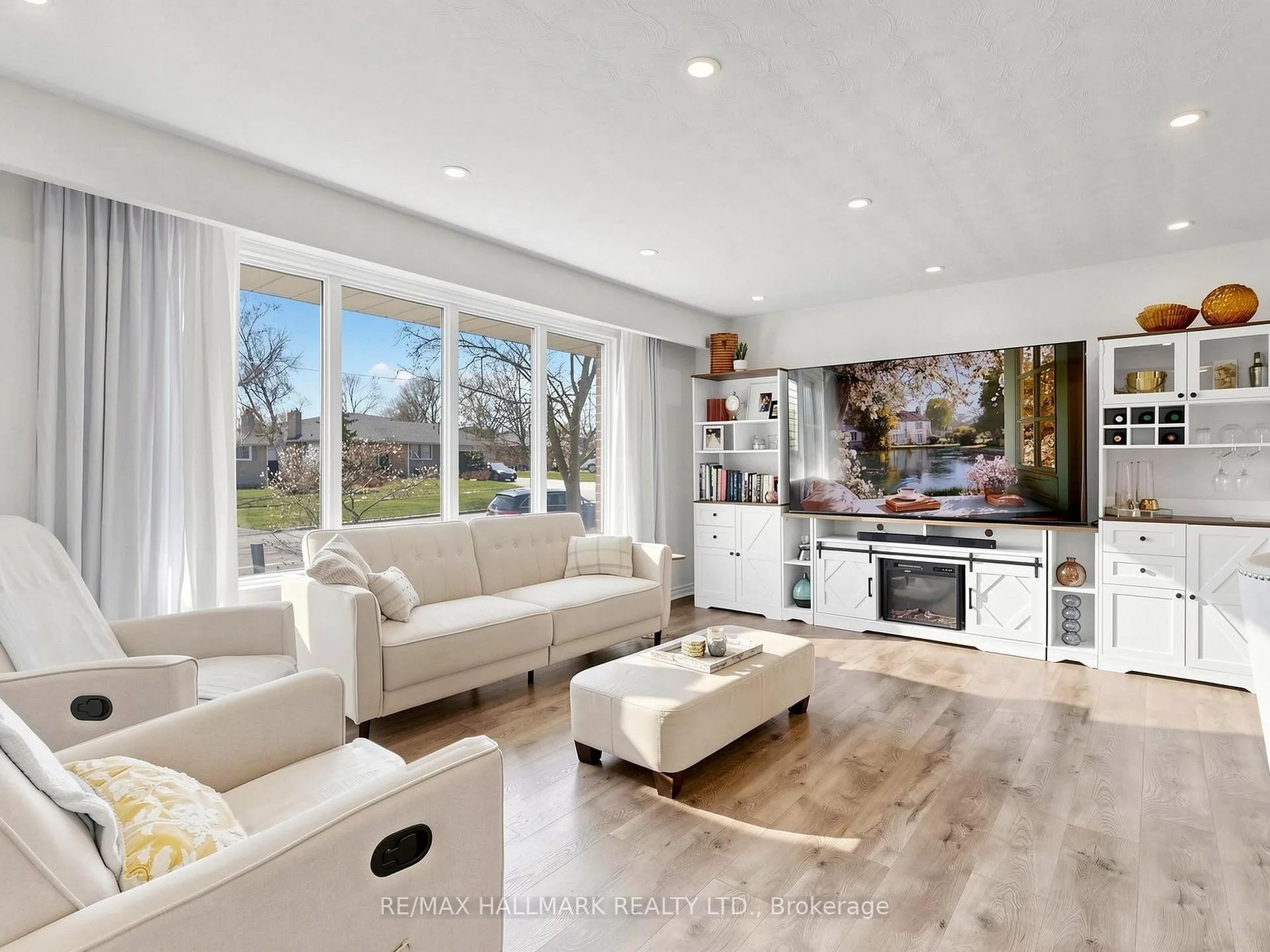 Photo 3 of 374 Hillcroft Street, Oshawa, O'Neill — HOMEH