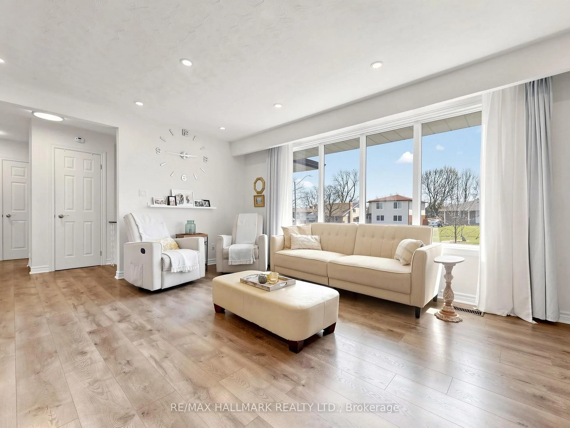 Photo 5 of 374 Hillcroft Street, Oshawa, O'Neill — HOMEH