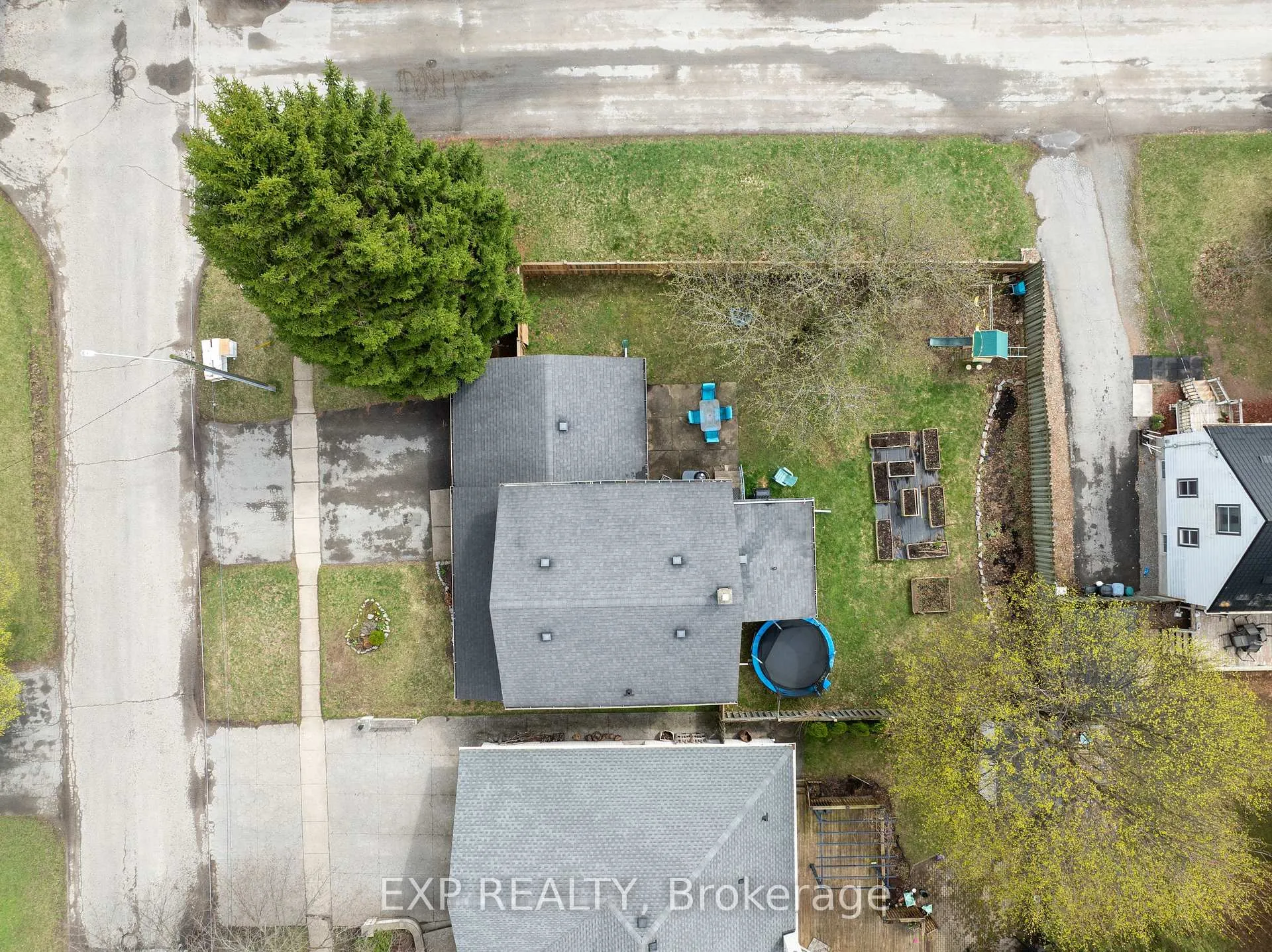 Photo 3 of 6328 Gore Street, Niagara Falls, Stamford — HOMEH