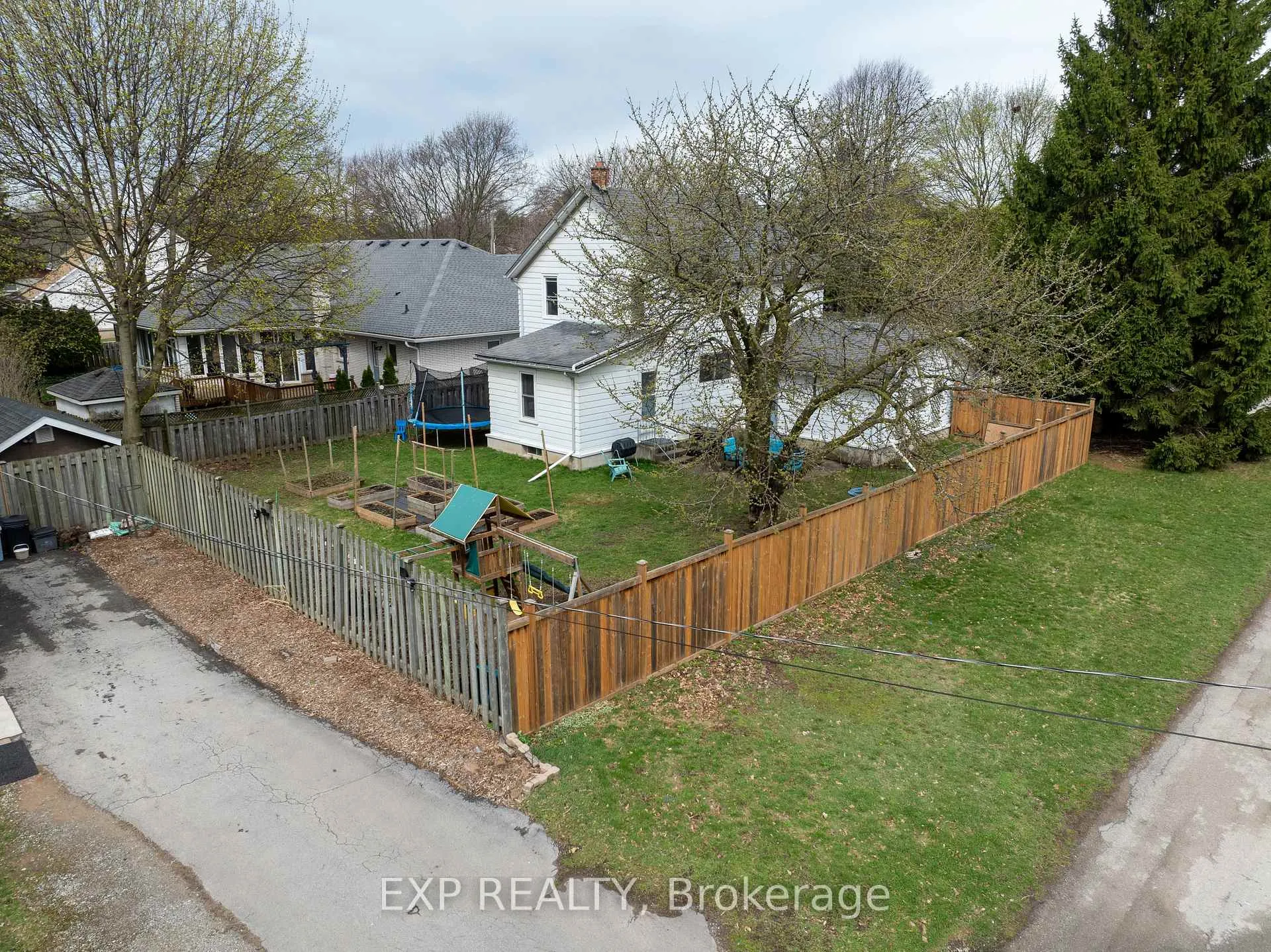 Photo 4 of 6328 Gore Street, Niagara Falls, Stamford — HOMEH