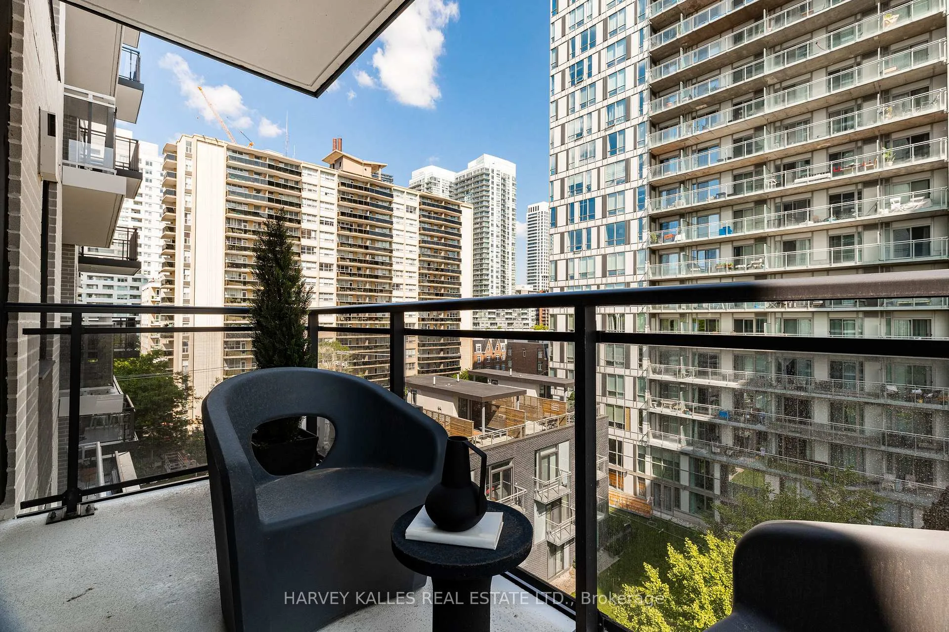 Photo 6 of Unit 1302, 71 Redpath Avenue, Toronto, Mount Pleasant West — HOMEH