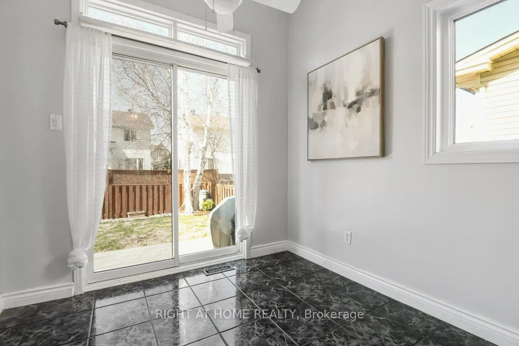 Photo 14 of 223 Longshire Circle, Ottawa, Barrhaven - Longfields — HOMEH