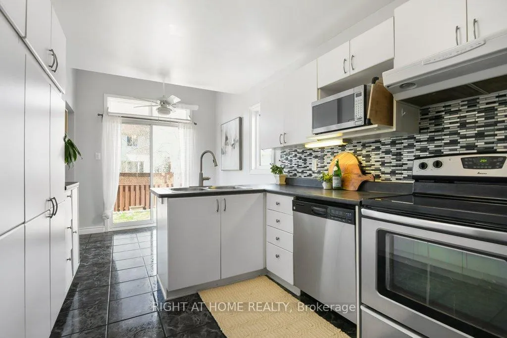 Photo 15 of 223 Longshire Circle, Ottawa, Barrhaven - Longfields — HOMEH