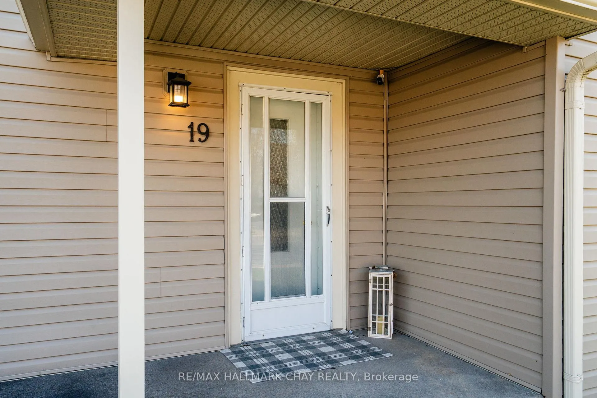 Photo 3 of 19 Yonge Street S, Springwater, Elmvale — HOMEH