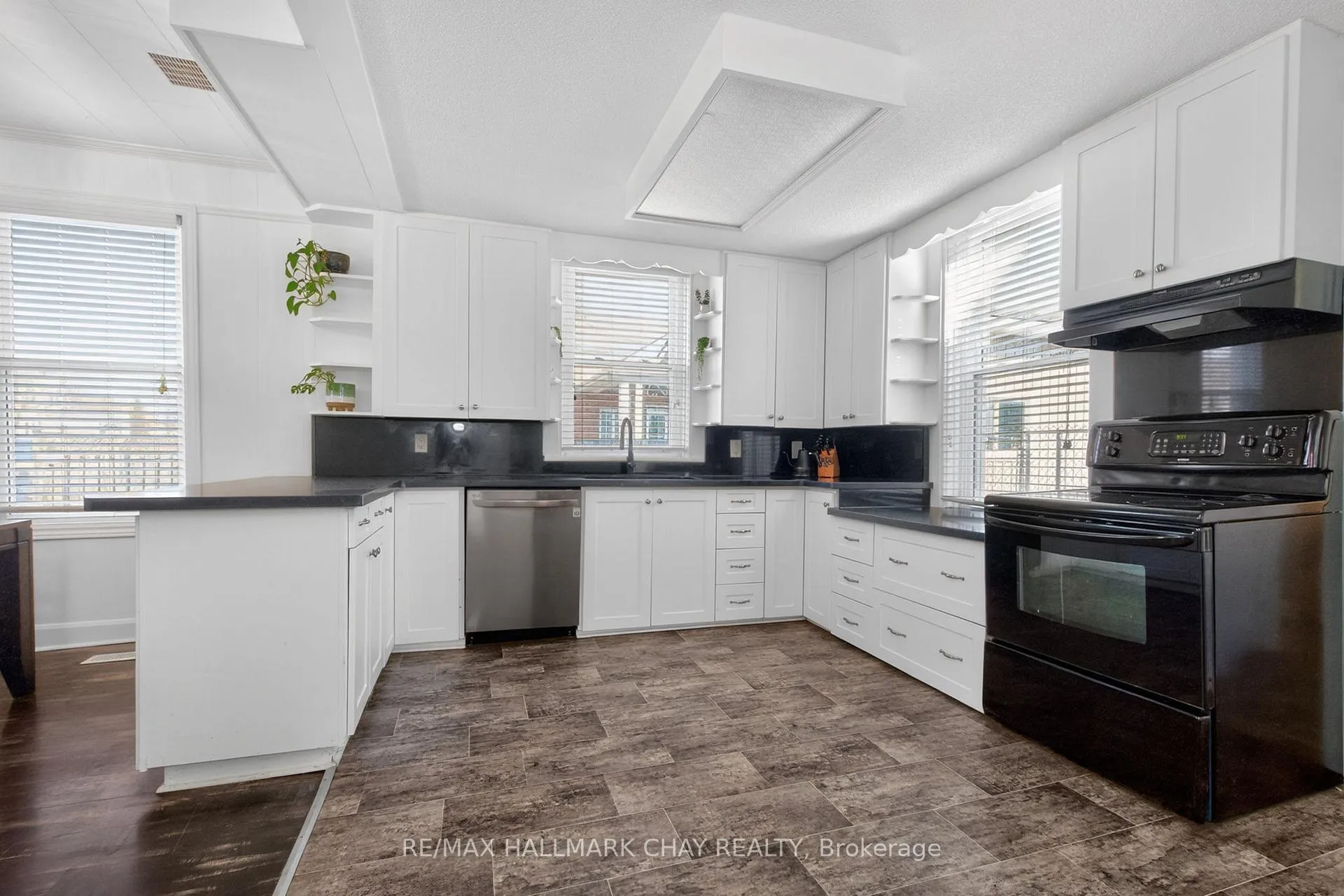Photo 7 of 19 Yonge Street S, Springwater, Elmvale — HOMEH