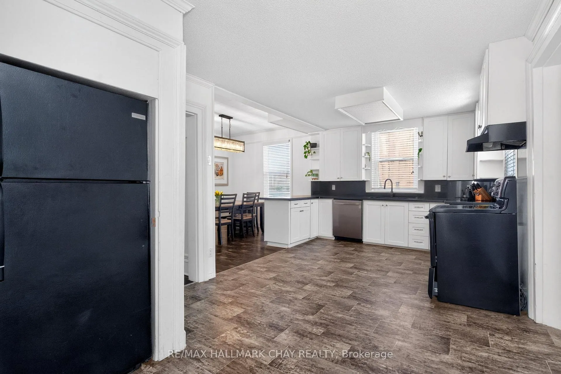 Photo 8 of 19 Yonge Street S, Springwater, Elmvale — HOMEH