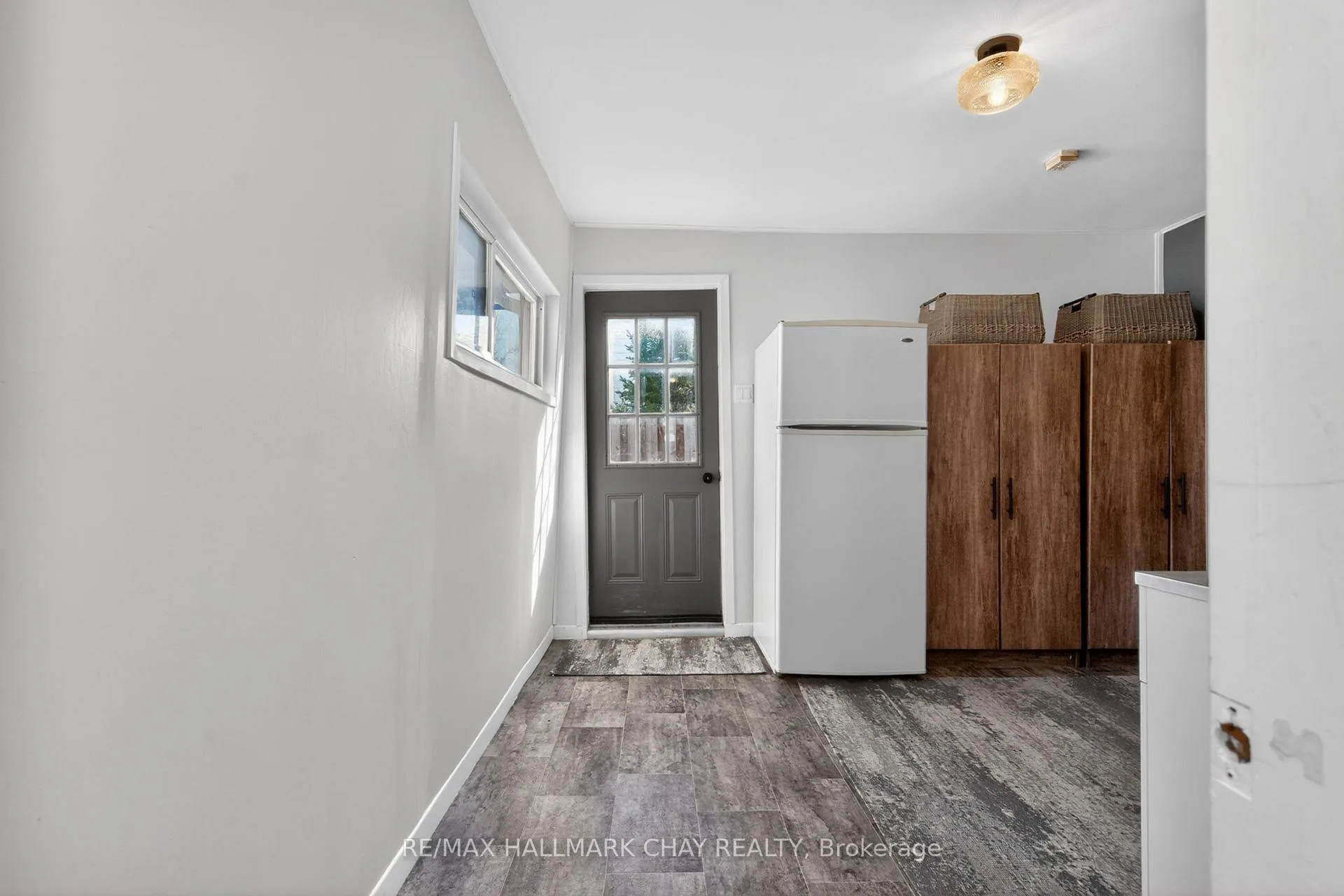 Photo 20 of 19 Yonge Street S, Springwater, Elmvale — HOMEH
