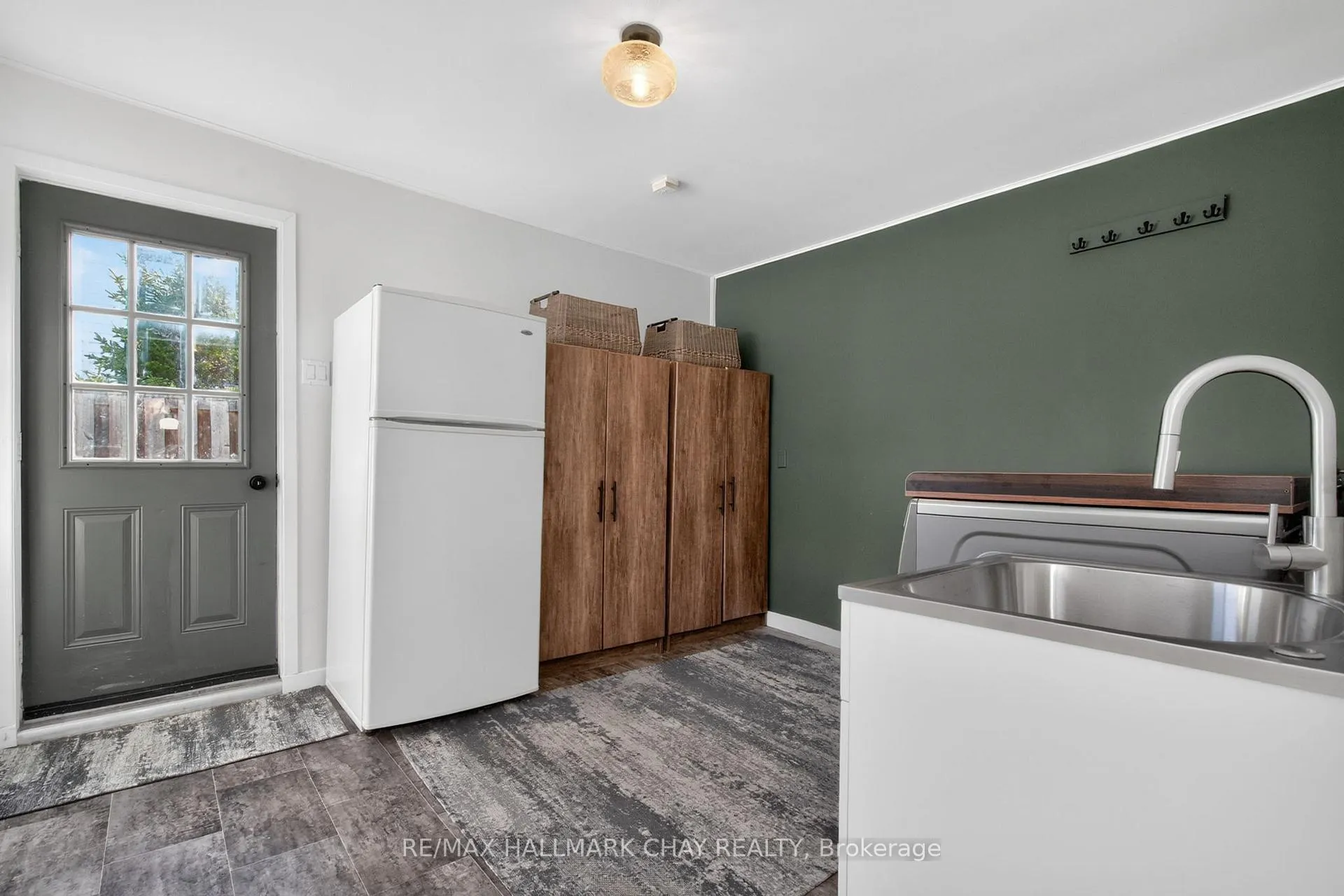 Photo 21 of 19 Yonge Street S, Springwater, Elmvale — HOMEH