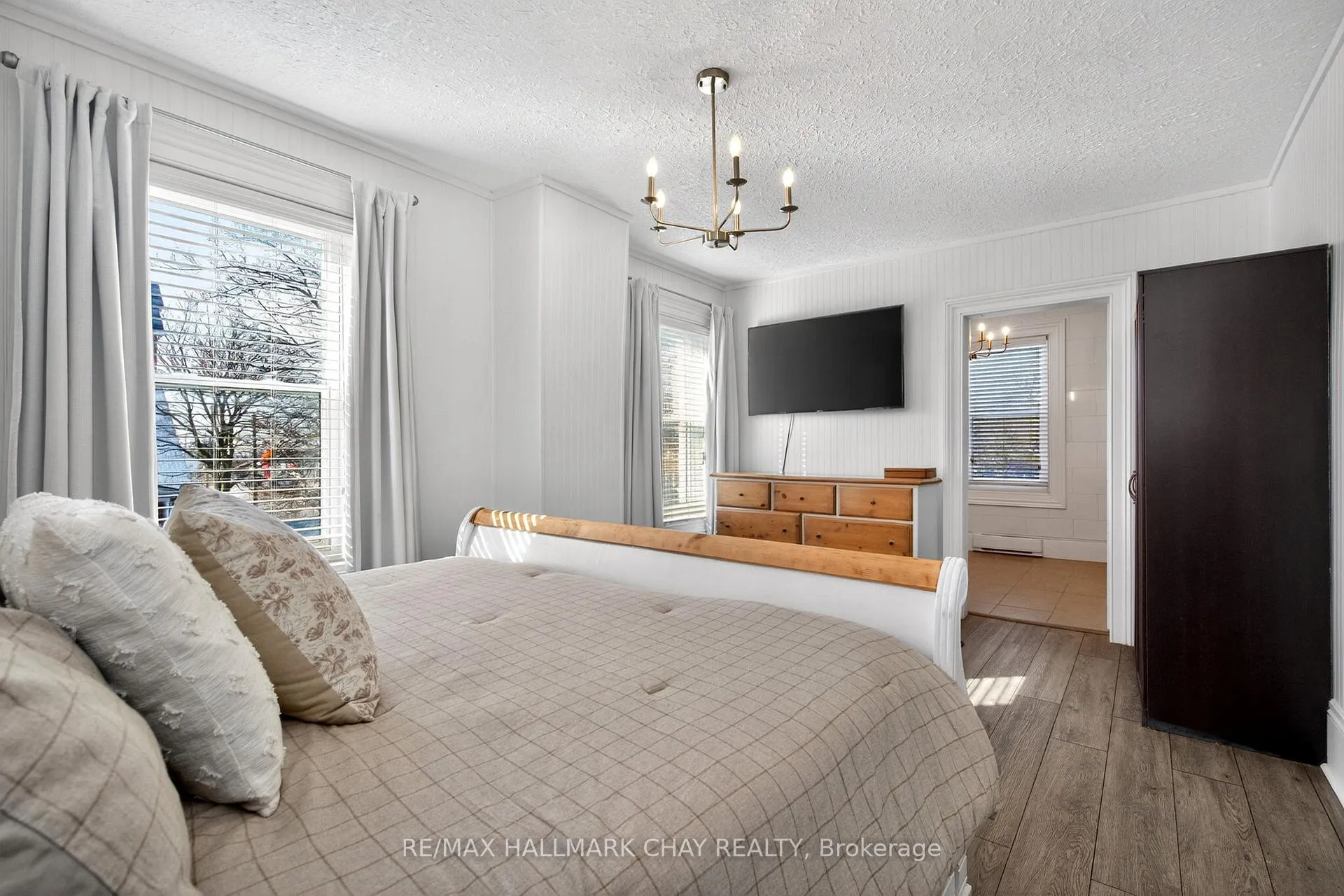 Photo 25 of 19 Yonge Street S, Springwater, Elmvale — HOMEH