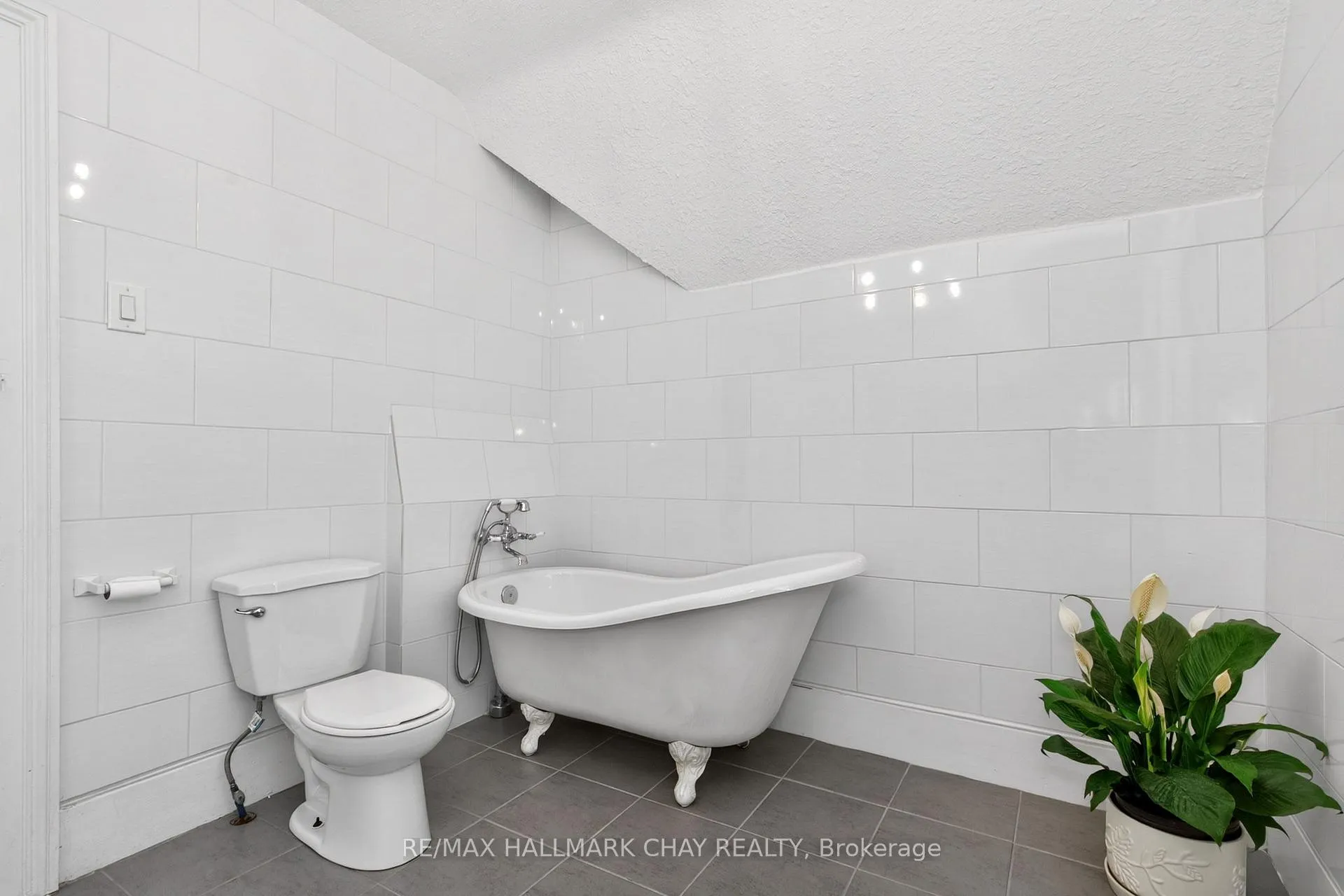 Photo 28 of 19 Yonge Street S, Springwater, Elmvale — HOMEH