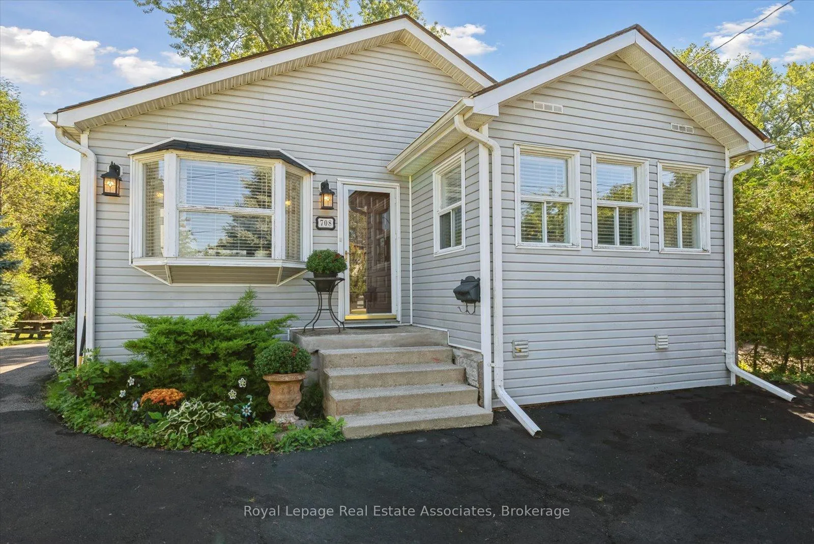 Photo 2 of 708 Montbeck Crescent, Mississauga, Lakeview — HOMEH