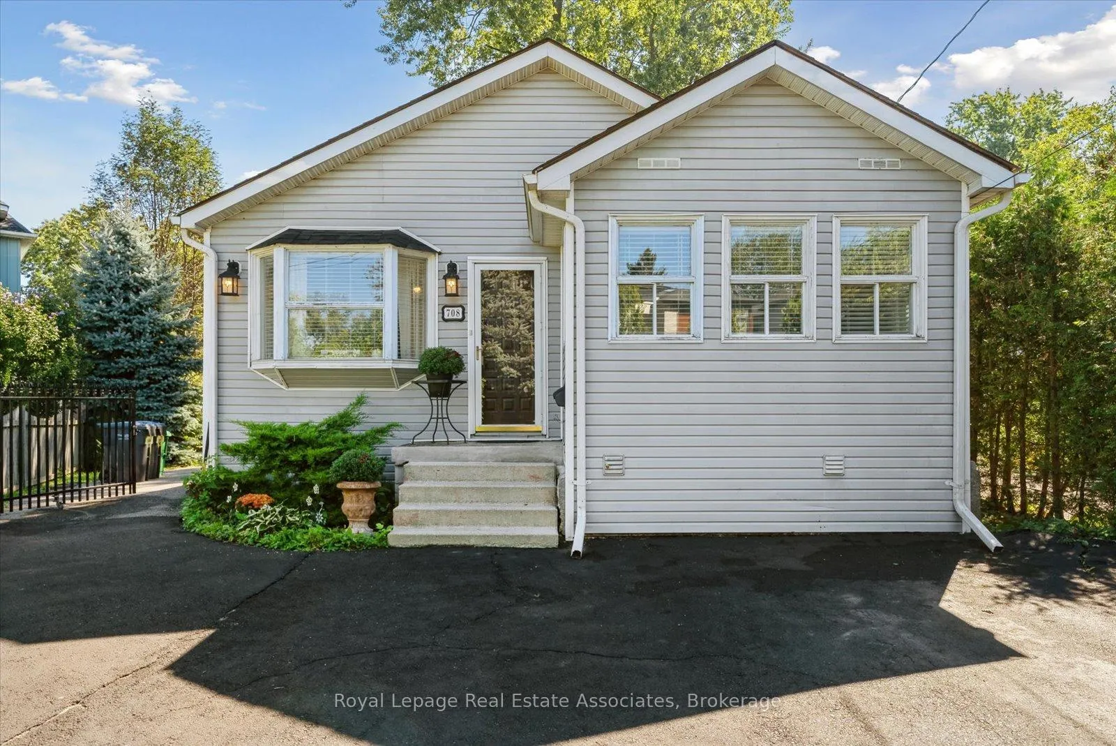 Photo 3 of 708 Montbeck Crescent, Mississauga, Lakeview — HOMEH