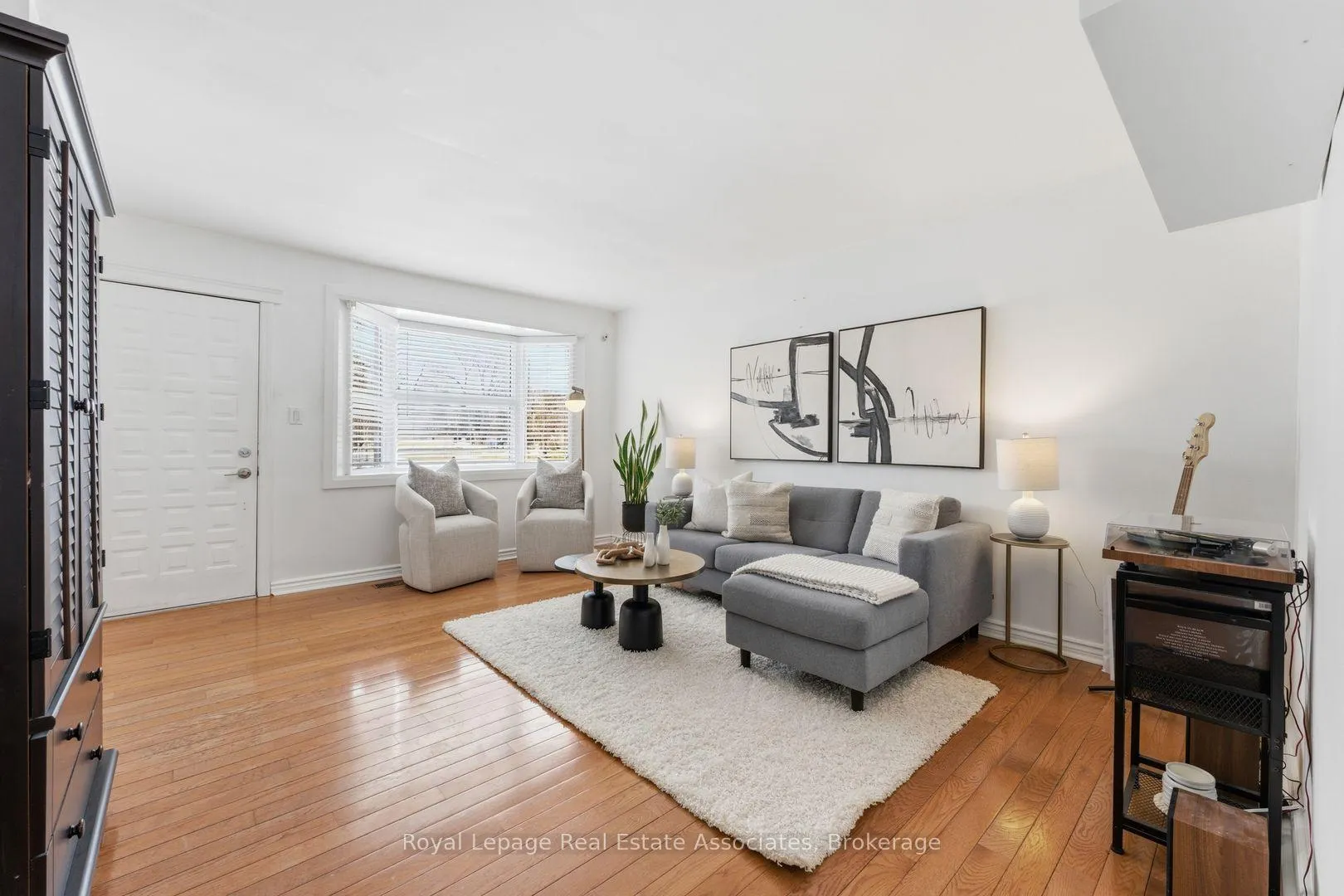Photo 5 of 708 Montbeck Crescent, Mississauga, Lakeview — HOMEH