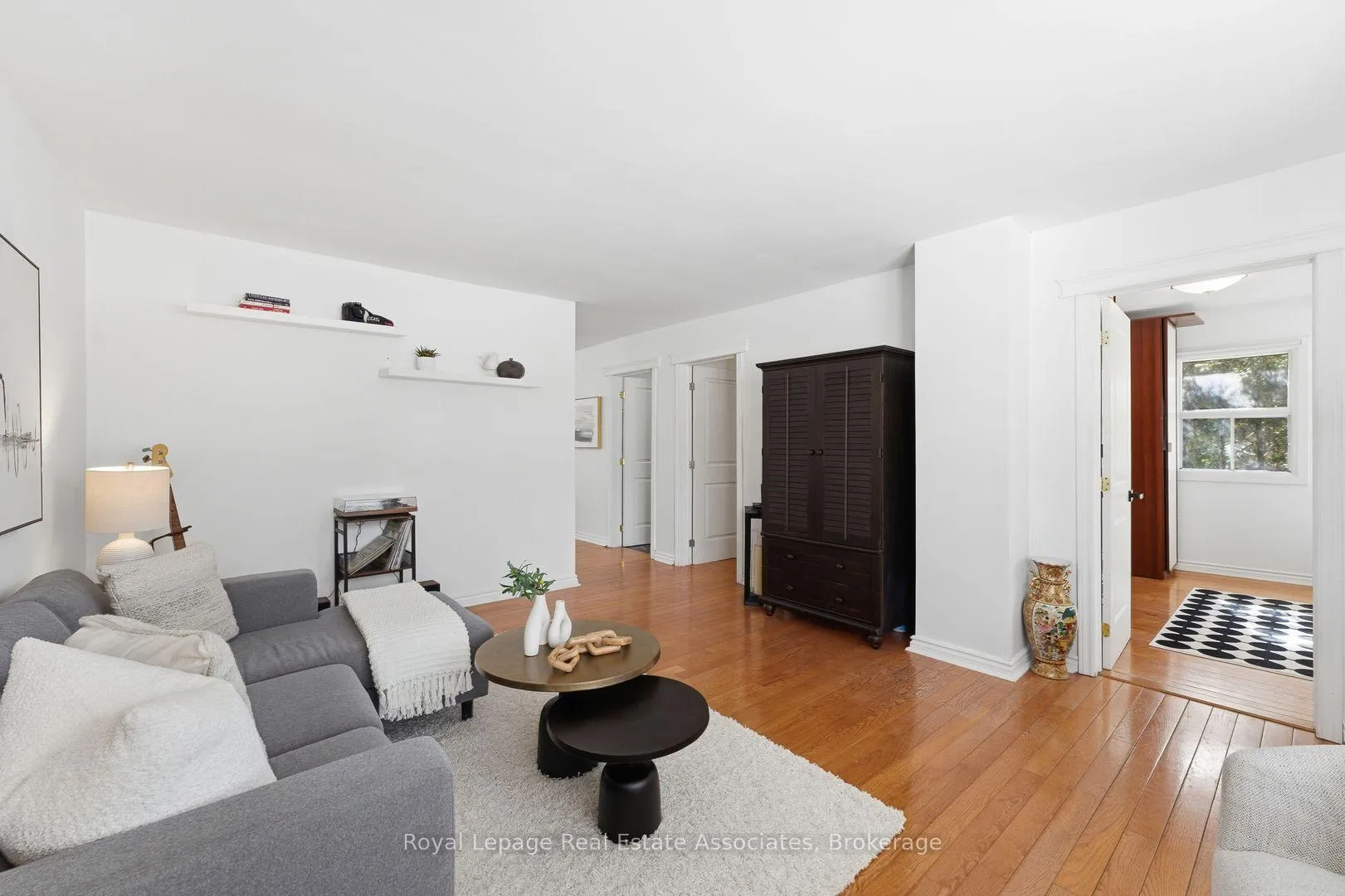 Photo 8 of 708 Montbeck Crescent, Mississauga, Lakeview — HOMEH