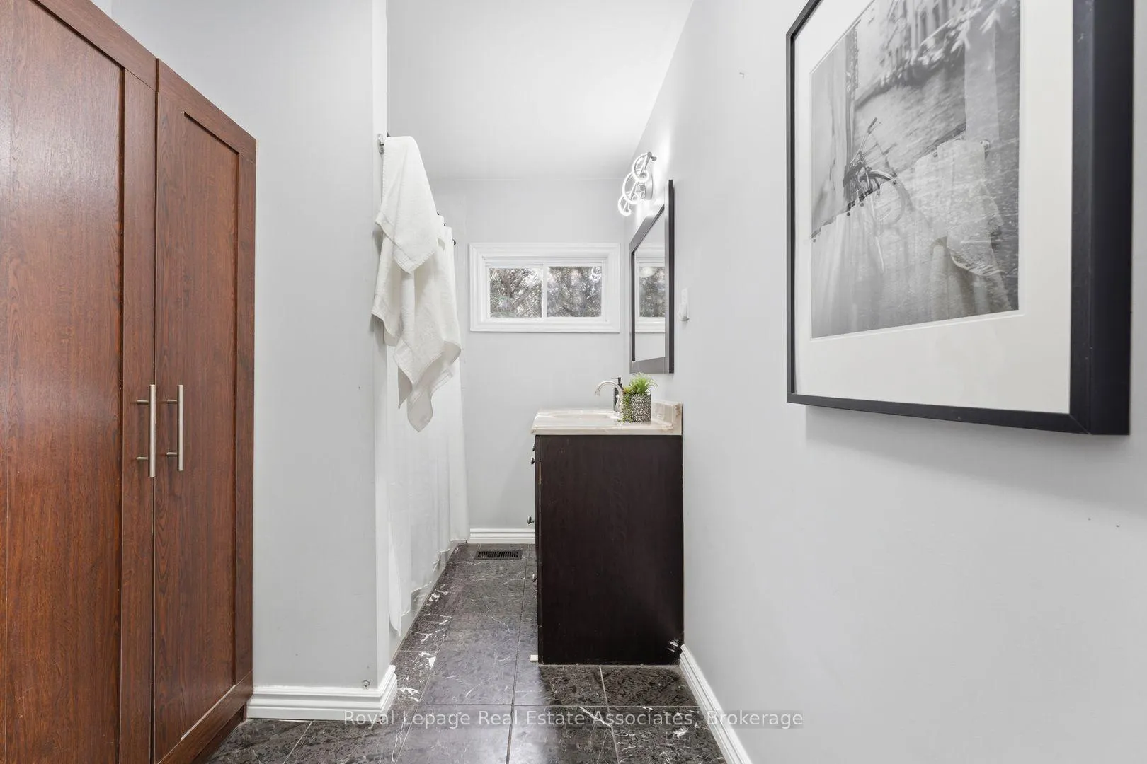 Photo 11 of 708 Montbeck Crescent, Mississauga, Lakeview — HOMEH
